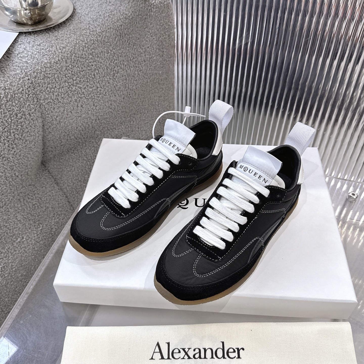 NO:828897,The top version of the popular 40 Alexander McQUEEN for men, original leather, white imported silk leather, full package, and an extra pair of shoelaces!  The back-packing process uses imported shaping machine hot melt glue to shape!  Perfect authentic replica!  - McQueen's classic star hit and versatile model that keeps returning. 1. High-quality fabric imported from Italy. Resistant to water and does not change color. Silk cowhide color matching. 2. Lining imported A-grade water-dyed sheepskin (the price is the same as cowhide and more comfortable than cowhide). Cowhide foot pads!  Feet with ultra-clear high-temperature air pressure logo 3 outsole original private mold rubber TPU full matte outsole, men's and women's models have different last shapes 35-44,,alexander mcqueen,cowhide,sheepskin19860909顶级版本跑量价男40Alexander McQUEEN顶级麦昆 原版皮料白色进口丝绸皮 全套包装、多送一副鞋带！后包工艺采用进口定型机热熔胶定型！完美正品复刻！- 麦昆 经典明星爆款百搭款回头率 1面料意大利进口高质感.抗水擦不变色质.丝绸牛皮配色 2内里进口A级水染羊皮（价格和牛皮里同等 比牛皮上脚还舒适） 垫脚牛皮垫脚！垫脚超清晰高温空压logo 3大底原版私模橡胶TPU全哑光大底,男款女款磨具楦型都不一样 35-44,,alexander mcqueen,cowhide,sheepskin,Men's shoes