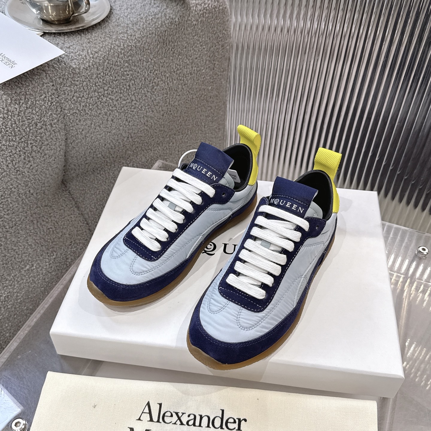 NO:706781,Top version of Alexander McQUEEN, original leather, white imported silk leather, complete package, and an extra pair of shoelaces!  The back-packing process uses imported shaping machine hot melt glue to shape!  Perfect authentic replica!  - McQueen's classic star hit and versatile model that keeps returning 1. High-quality fabric imported from Italy. Water-resistant and does not change color when rubbed. Silk cowhide color matching. 2. Lined with cowhide and cowhide for foot pads!  Foot pads with ultra-clear high-temperature air pressure logo 3 outsole original private mold rubber TU full matte outsole, men's and women's models have different mold last shapes 35-44, casual shoes/sports shoes, alexander mcqueen, sneakers, cowhide19860909顶级版本Alexander McQUEEN顶级麦昆 原版皮料白色进口丝绸皮 全套包装、多送一副鞋带！后包工艺采用进口定型机热熔胶定型！完美正品复刻！- 麦昆 经典明星爆款百搭款回头率 1面料意大利进口高质感.抗水擦不变色质.丝绸牛皮配色 2内里牛里 垫脚牛皮垫脚！垫脚超清晰高温空压logo 3大底原版私模橡胶TU全哑光大底,男款女款磨具楦型都不一样 35-44,休闲鞋/运动鞋,alexander mcqueen,sneakers,cowhide,Women's Shoes