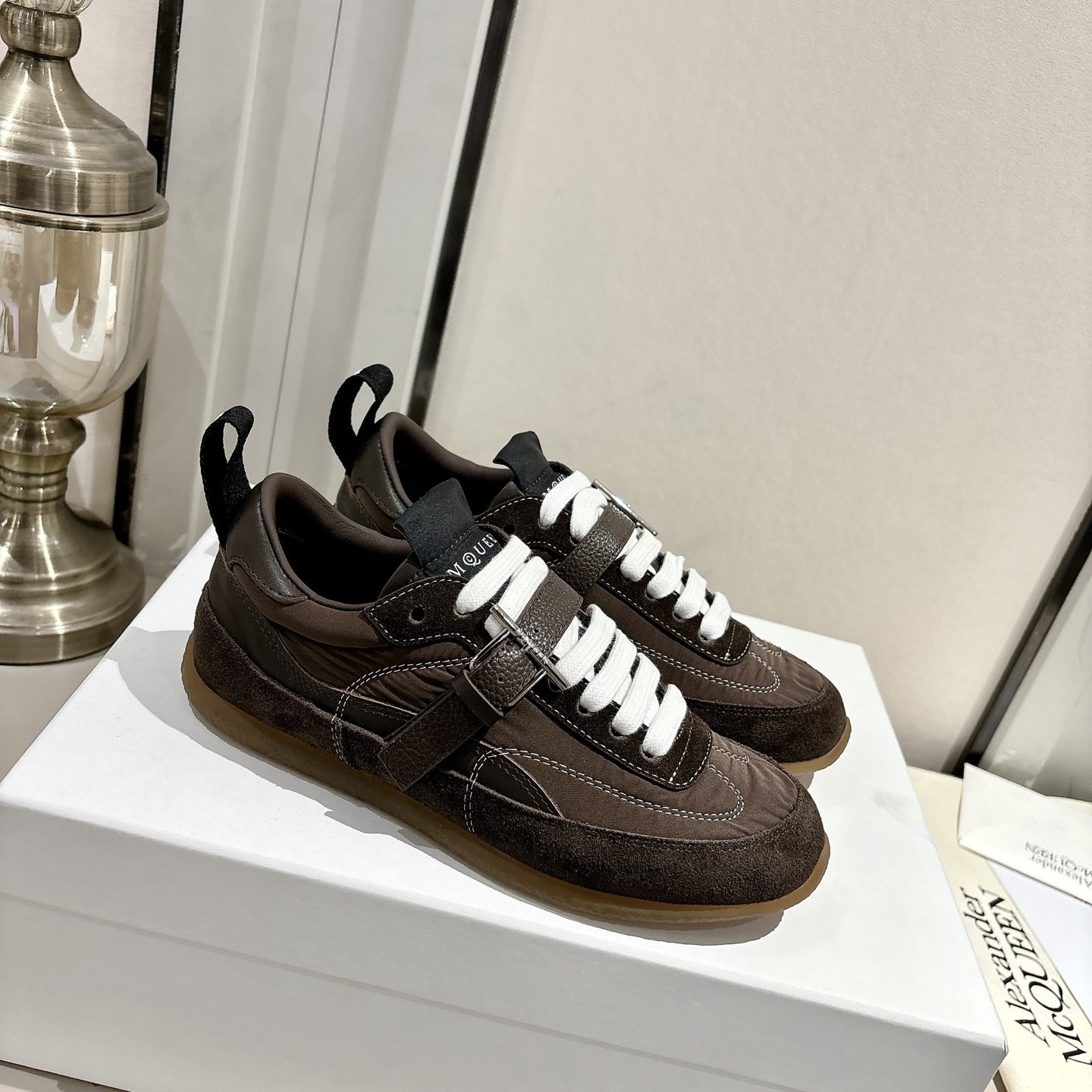 NO:789019,(Top version) 2026 new McQueen couple moral training shoes AIexanderMcQUEEN quality has been certified!  The highest version!  Latest original box packaging!  Perfect 1:1 replica, original imported cowhide with imported waterproof silk satin surface, imported ultra-soft water-dyed sheepskin inside, extremely comfortable and breathable on the feet, classic and versatile style, favorite of celebrities and Internet celebrities, keeps coming back!  Fabric imported cowhide/waterproof silk cloth, lining imported water-dyed sheepskin, padding sheepskin/latex with air-pressure logo, outsole, original raw rubber anti-slip outsole, original packaging, latest brand new box + certificate, anti-counterfeiting buckle, after-sales card. Women’s 35–40 (customized for 40) Men’s 39–45 (customized for 45), casual shoes/sports shoes, alexander  mcqueen,sneakers,cowhide,sheepskin,real silk,silk fabric19860909（顶级版本） 2026新款麦昆情侣款德训鞋 AIexanderMcQUEEN精品已认证！ 最高版本！最新原盒包装！ 完美1:1复刻,原版进口牛皮搭配 进口防水真丝绸缎布面, 内里进口超柔水染羊皮, 脚感极度舒适透气,经典百搭款, 明星网红最爱,回头率！ 面料进口牛皮/防水真丝绸布面 内里进口水染羊皮 垫脚羊皮/乳胶带空压logo 大底原版生胶防滑大底 包装原版最新带标新盒+合格证, 防伪扣,售后卡. 女款35–40（40订做） 男款39–45（45订做）,休闲鞋/运动鞋,alexander mcqueen,sneakers,cowhide,sheepskin,real silk,silk fabric,Women's Shoes