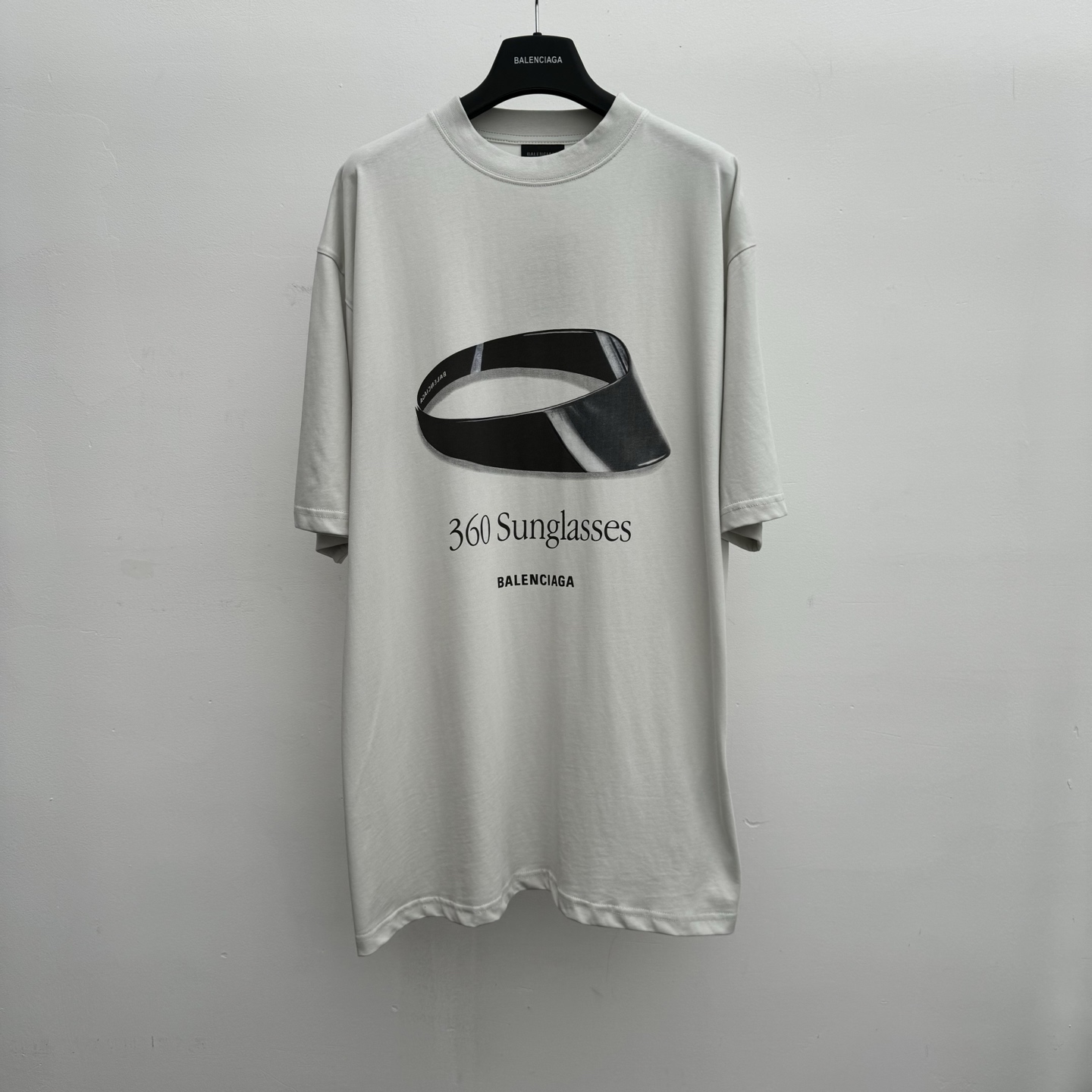 卡 Balenciaga 巴黎世家春夏新款太阳镜印花短袖T恤\nSIZE S/M/L/XL p\n\n采用支精梳赛络纺纱，对板定织加密加厚单面布，无尘烧毛加食毛工艺，洗后无毛绒。洗后克重ZE克。前后印花工艺采用椭圆机直喷工艺。\n