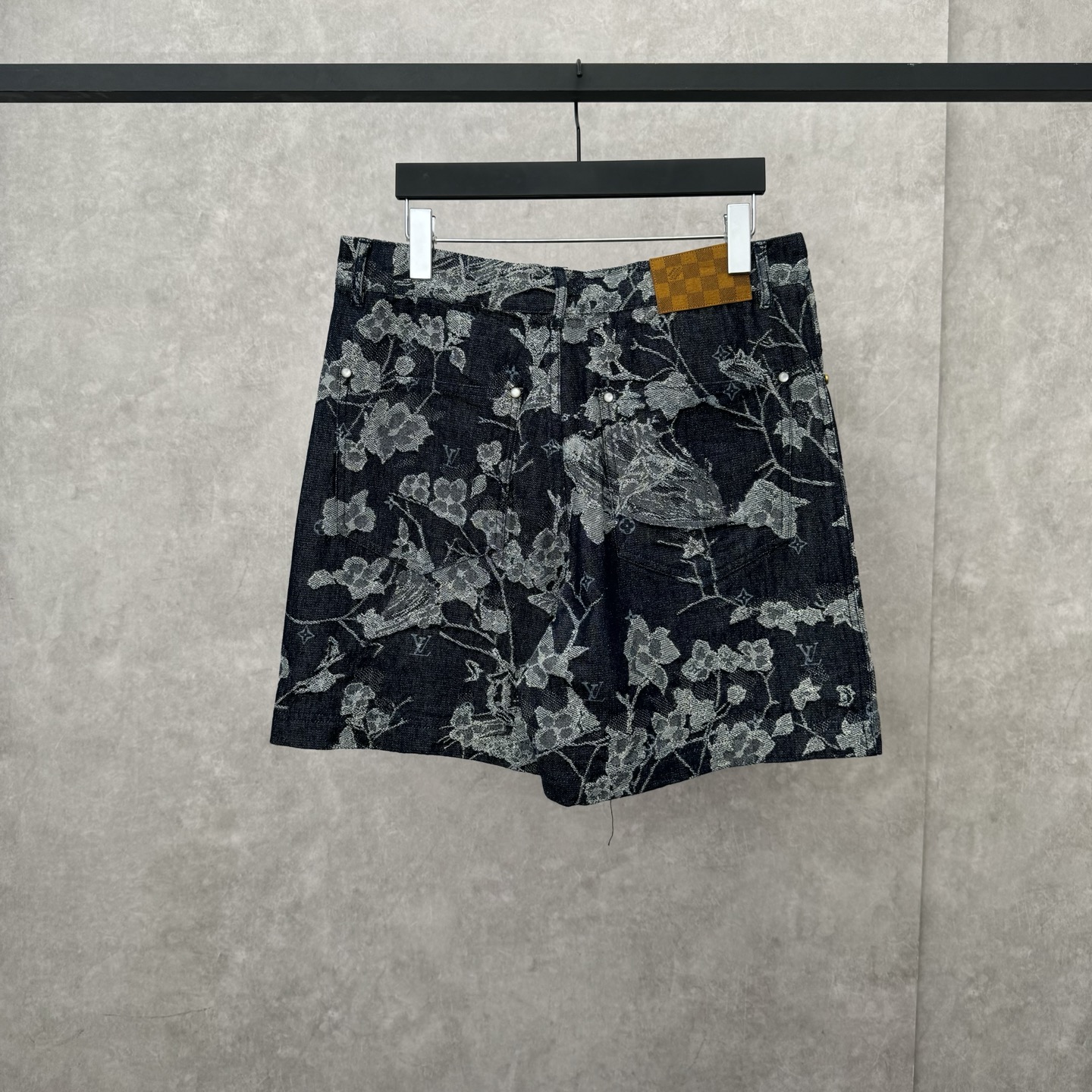 1V Flower Embroidery Shorts: Prestige and Quality Highlighted with Unique Design - 图片 2