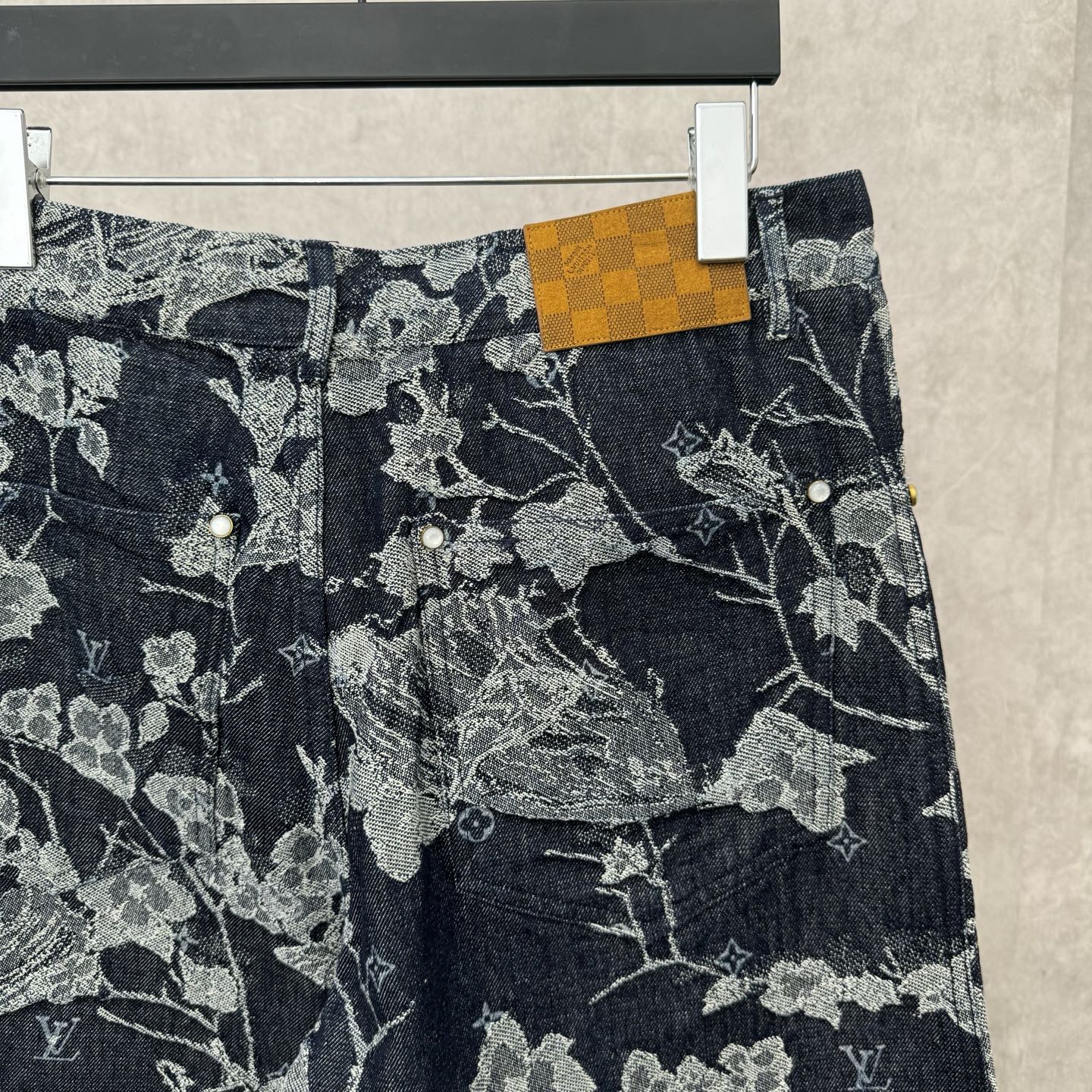 1V Flower Embroidery Shorts: Prestige and Quality Highlighted with Unique Design - 图片 4