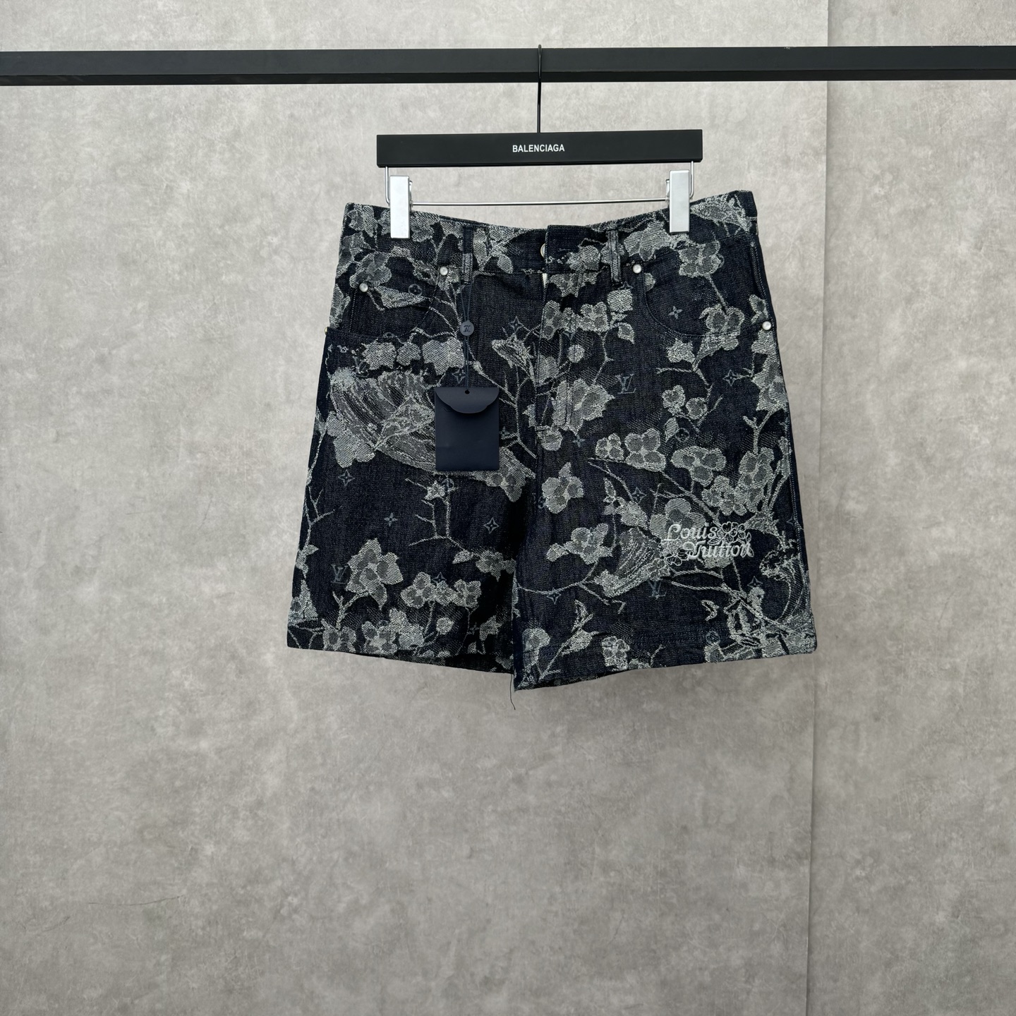 1V Flower Embroidery Shorts: Prestige and Quality Highlighted with Unique Design