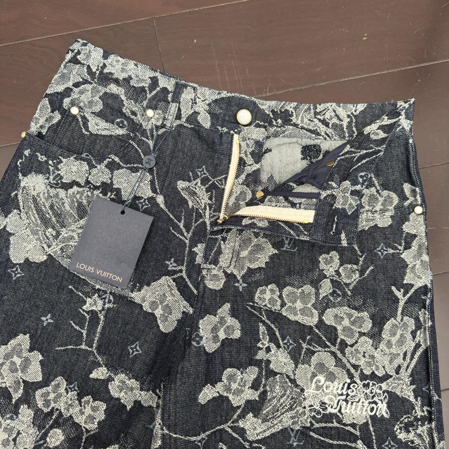 1V Flower Embroidery Shorts: Prestige and Quality Highlighted with Unique Design - 图片 5