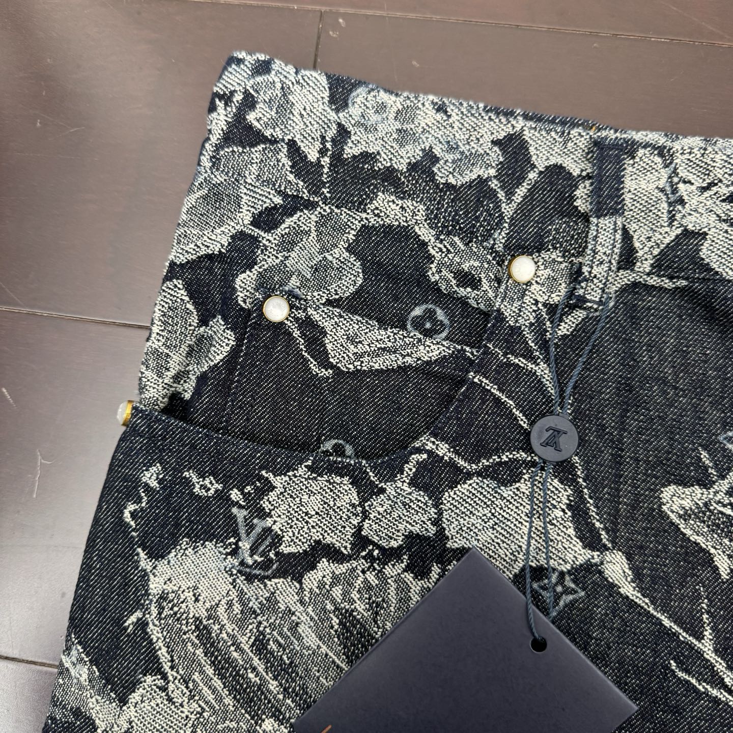 1V Flower Embroidery Shorts: Prestige and Quality Highlighted with Unique Design - 图片 7