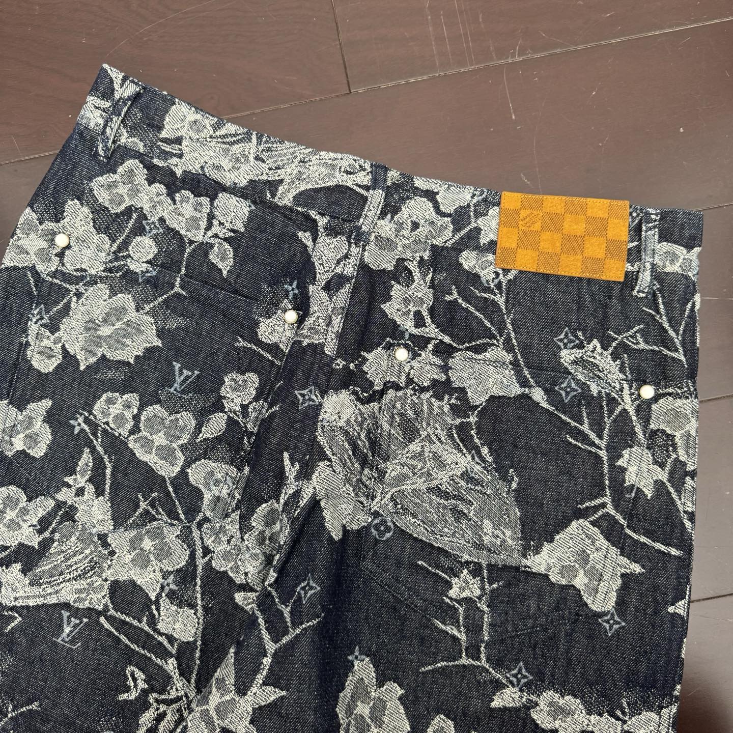 1V Flower Embroidery Shorts: Prestige and Quality Highlighted with Unique Design - 图片 9
