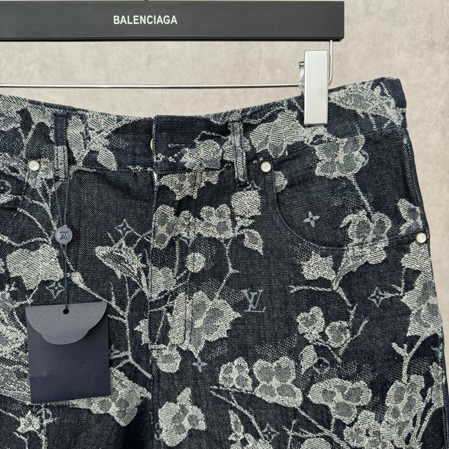 1V Flower Embroidery Shorts: Prestige and Quality Highlighted with Unique Design - 图片 3