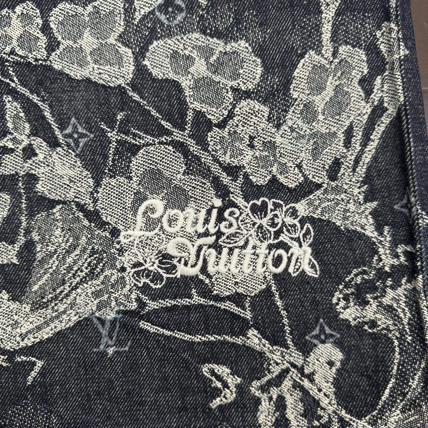 1V Flower Embroidery Shorts: Prestige and Quality Highlighted with Unique Design - 图片 8