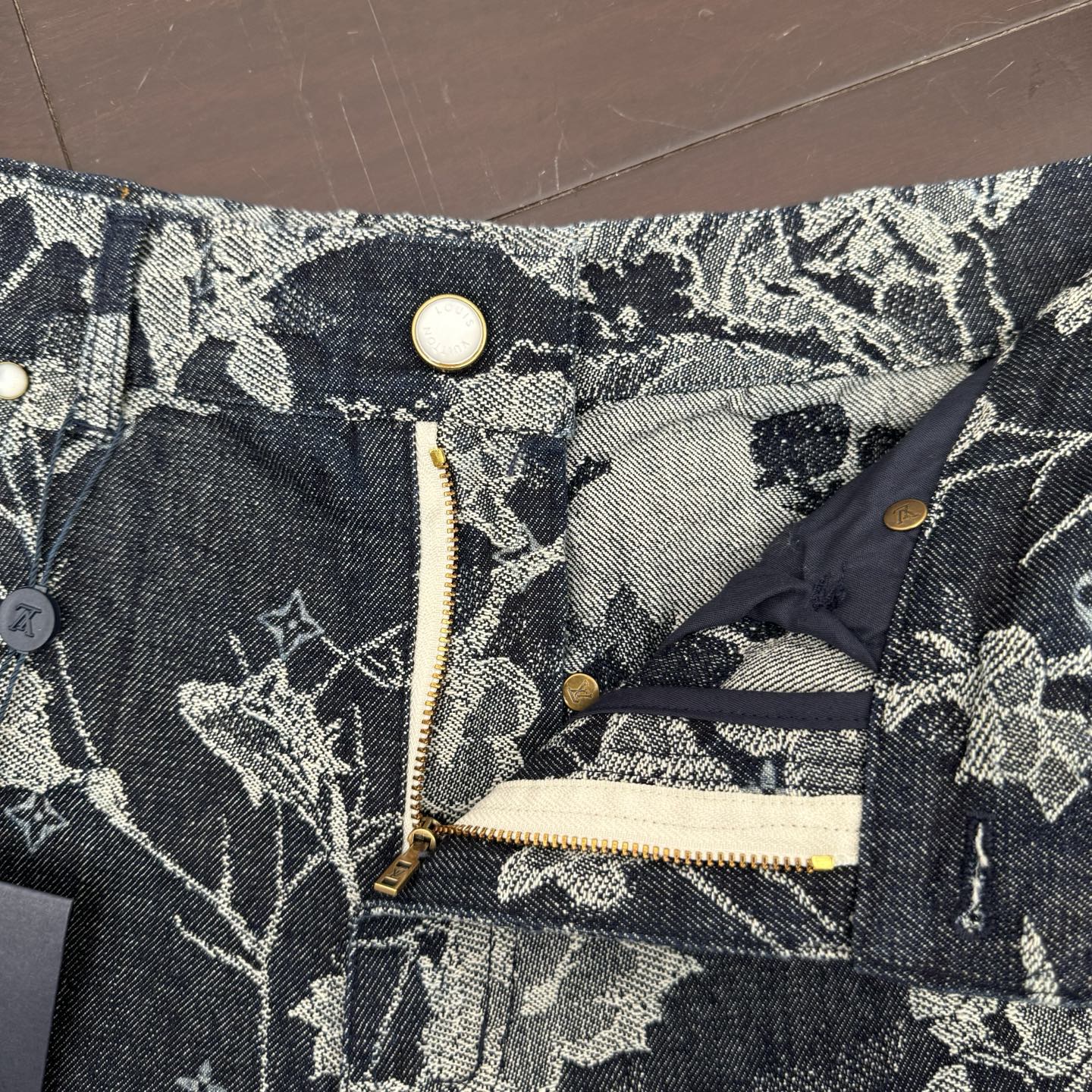 1V Flower Embroidery Shorts: Prestige and Quality Highlighted with Unique Design - 图片 6