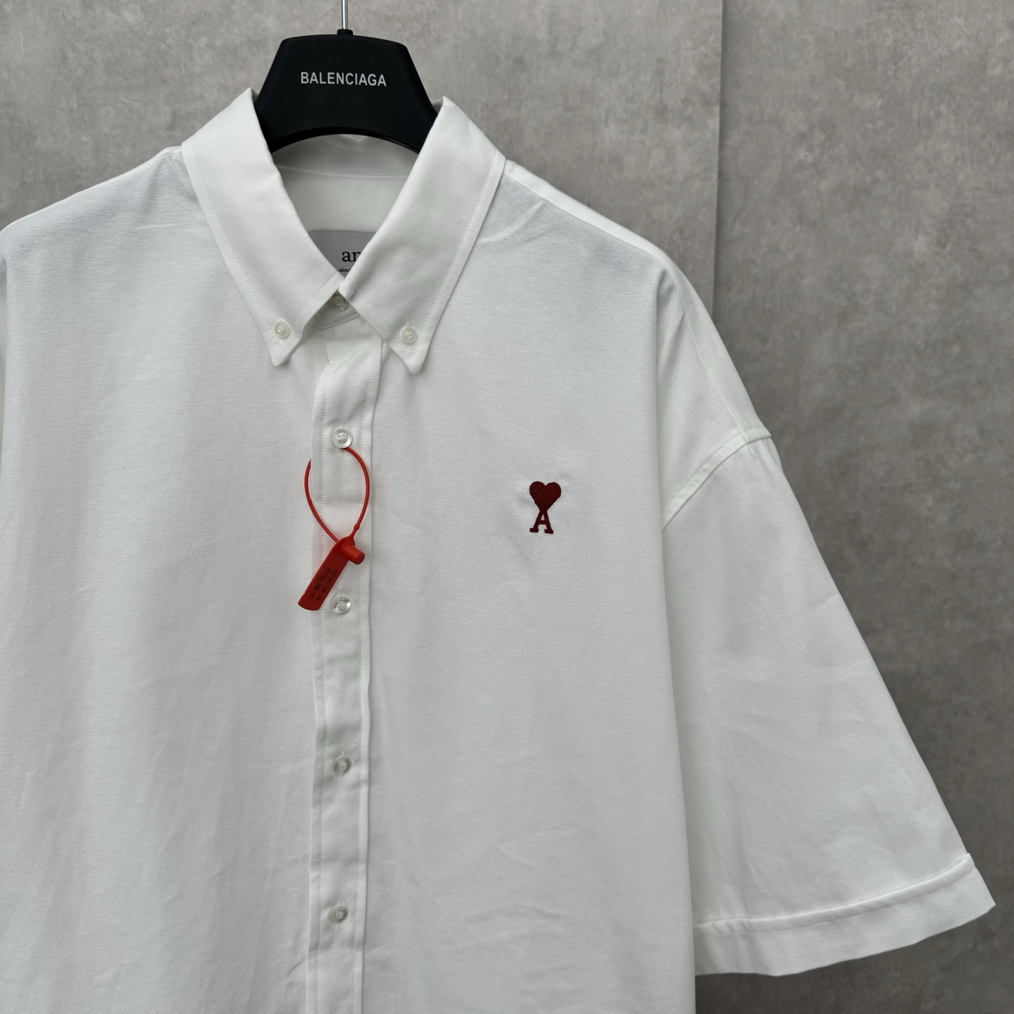 Luxurious Ami Paris Box Shirt: Customized Elegance with Love Embroidery and Premium Quality. - 图片 4