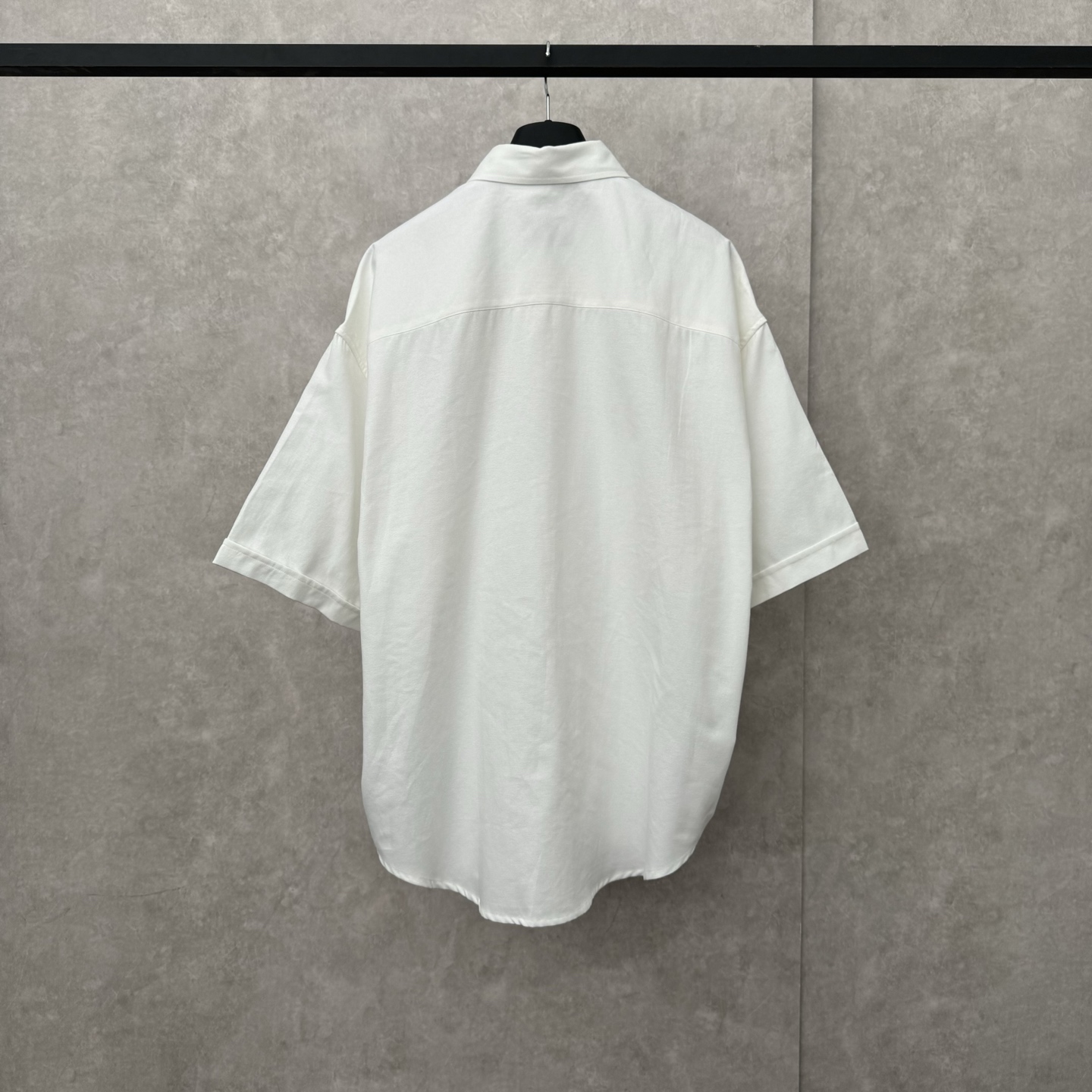 Luxurious Ami Paris Box Shirt: Customized Elegance with Love Embroidery and Premium Quality. - 图片 2