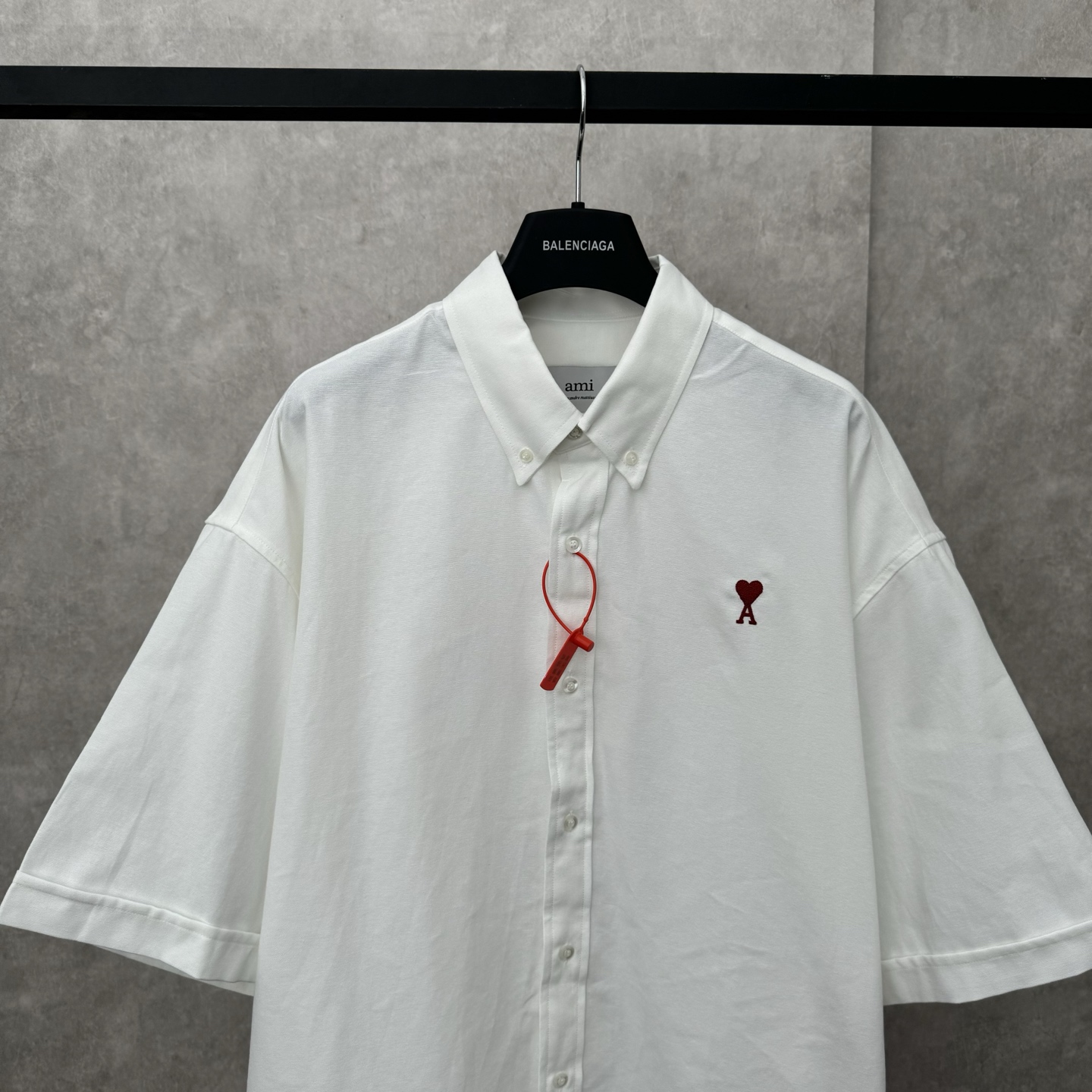 Luxurious Ami Paris Box Shirt: Customized Elegance with Love Embroidery and Premium Quality. - 图片 3
