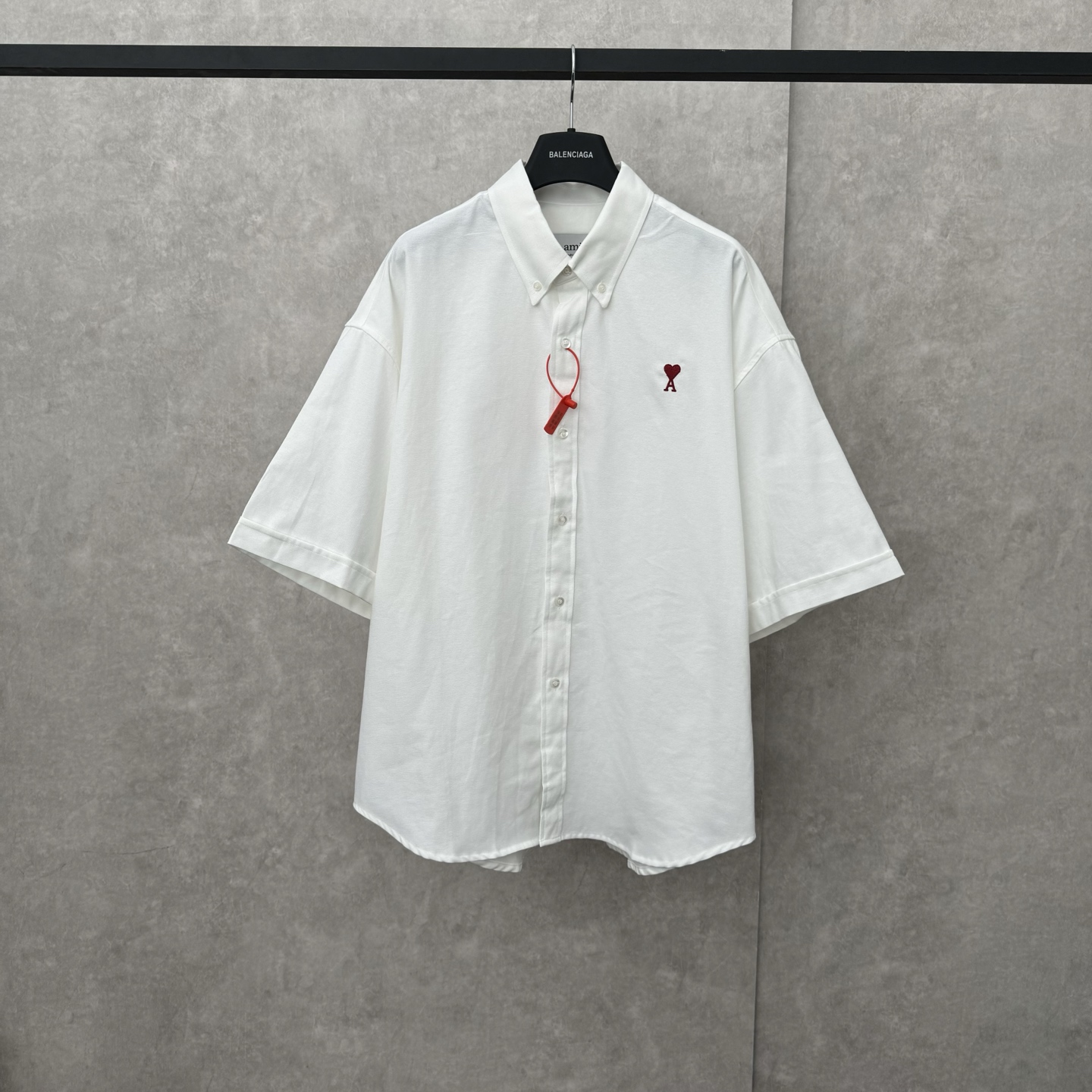 Luxurious Ami Paris Box Shirt: Customized Elegance with Love Embroidery and Premium Quality. - 图片 1