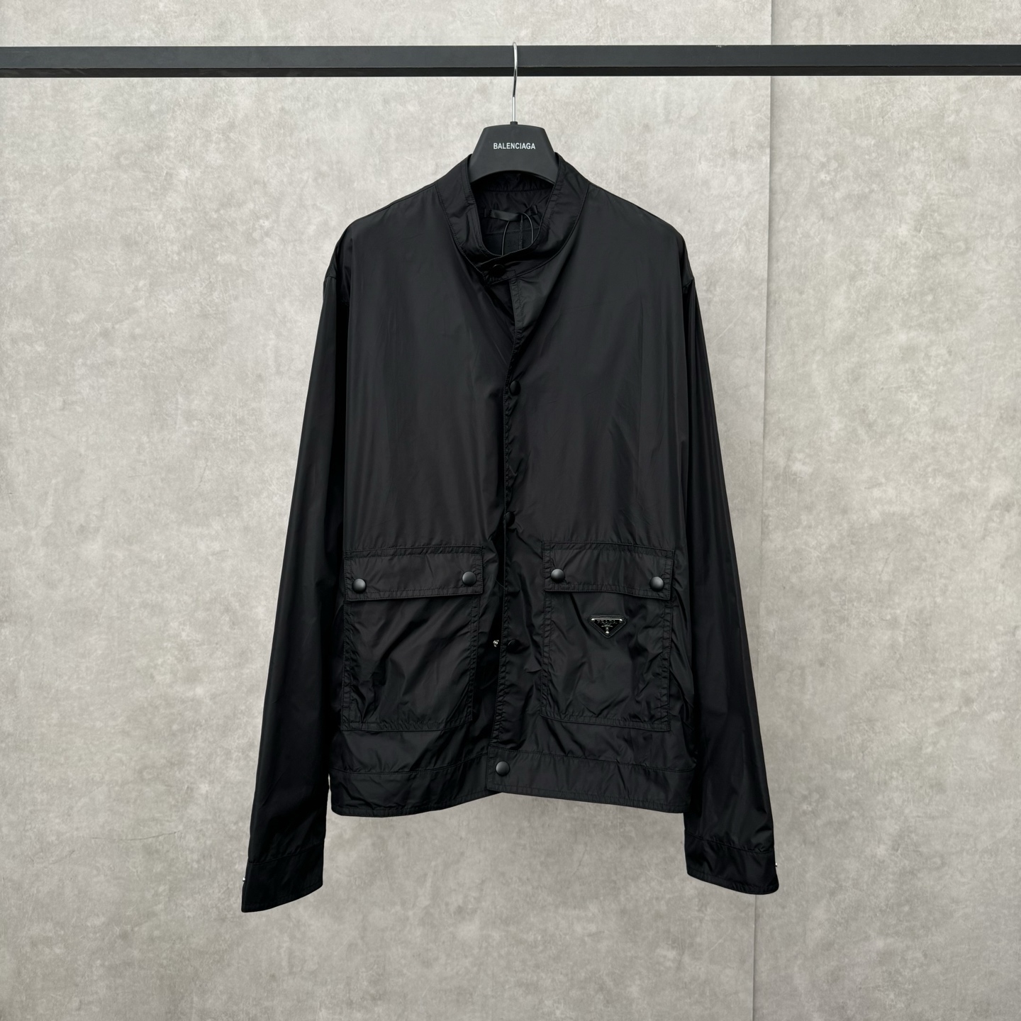 NO:936842,PRADA Nylon High Collar Breasted Windbreaker Jacket SIZE M~3XL The fabric is made of 60-count nylon fabric. The fabric is custom-woven with 60-count neutral thickness. The fabric weight is 145 grams. It is thin and not see-through. It is very comfortable to wear in autumn and summer. The fabric has been glued and the upper body shape is very three-dimensional.  The accessories are originally developed with four-button buttons, which are spray-painted matte black, and have the brand LOGO on the bottom. The pockets are designed with zippers and are laser electroplated in bright silver. The leather label is double-layered with cowhide, and the surface is enamel electroplated. Regular fit ● Stand collar ● Straight sleeves · Button closure ● Flap pockets ● Cuffs are closed with drawstrings and buttons ● Regular shoulders ● Straight hem ● Unlined,, prada, prada, jackets & coats, cowhide,19860909PRADA 普拉达尼龙高领排扣风衣外套 SIZE M~3XL 面料采用60支尼龙面料,面料定织60支中性厚度,面料克重为145克,薄而不透,秋夏穿搭非常舒适.面料做了过胶工艺上身版型非常立体. 辅料原版开发四合扣,纽扣喷漆哑光黑,底部都带有品牌LOGO.口袋采用拉链设计风格激光电镀亮银色,皮标牛皮复合双层厚度,面上采用珐琅电镀工艺. 常规版型●立领 ●直袖 ·纽扣闭合●翻盖口袋 ●袖口处采用拉绳和纽扣闭合 ●常规肩●直筒下摆●无衬里,,prada,prada,jackets & coats,cowhide,,Men's clothing