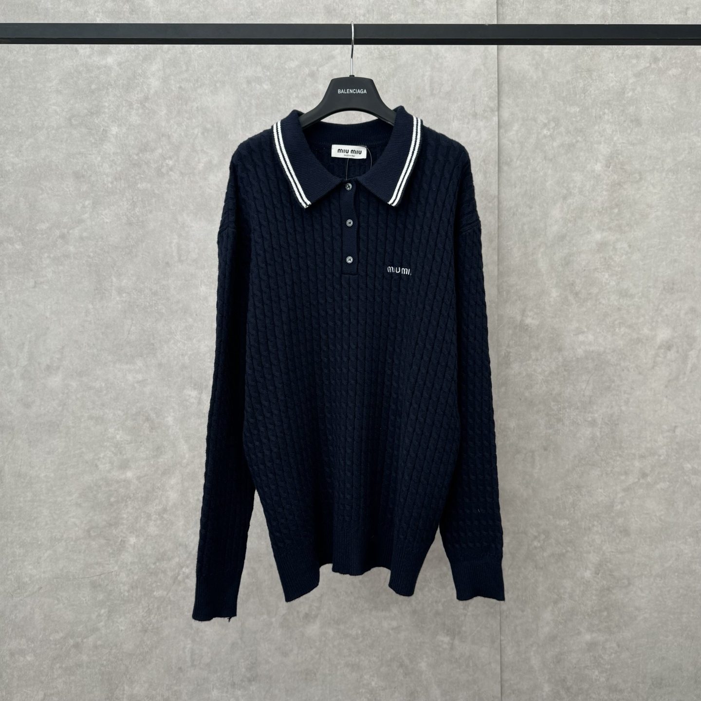 MiuMiu Embroidered Cashmere Knit Polo Shirt with 3D Logo Decoration - 图片 1