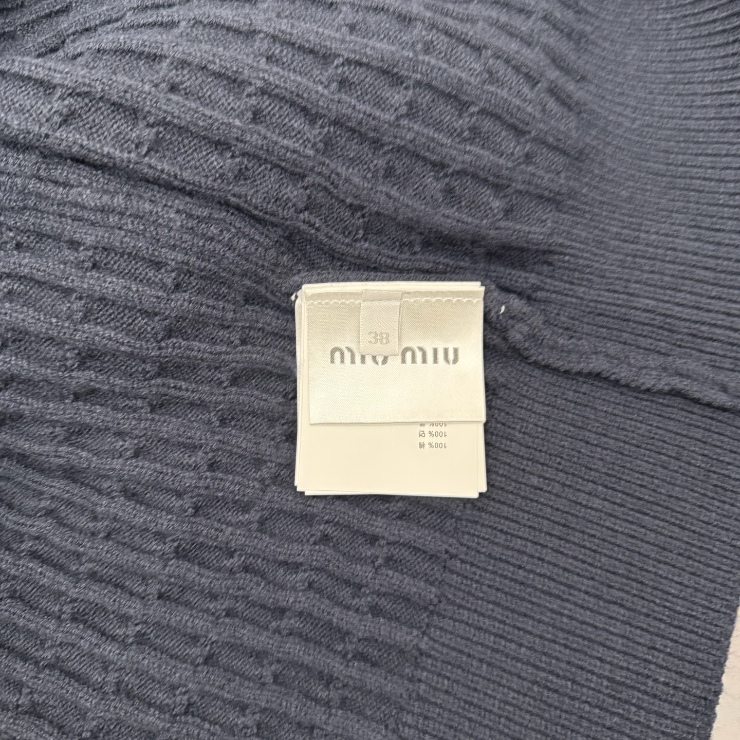MiuMiu Embroidered Cashmere Knit Polo Shirt with 3D Logo Decoration - 图片 9