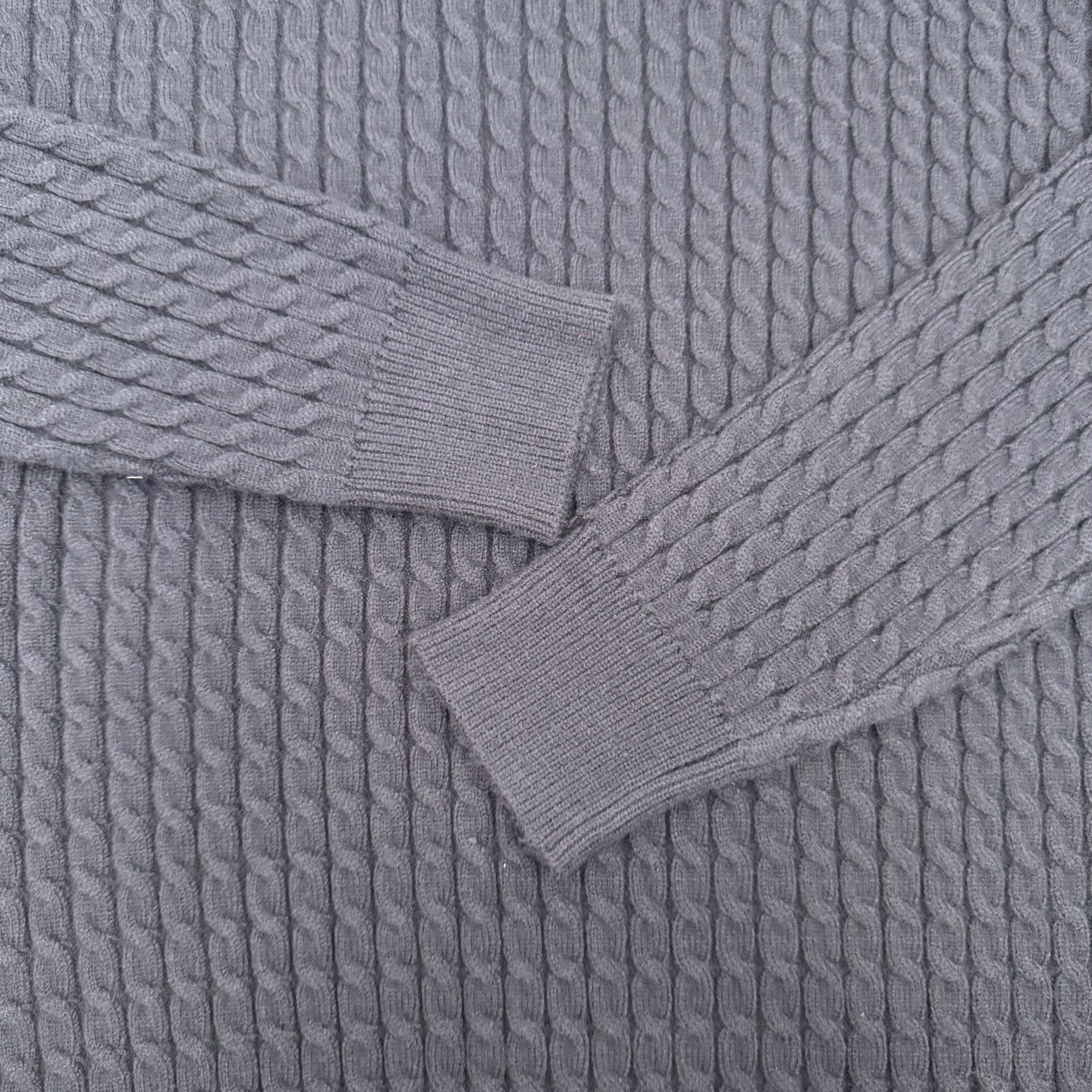 MiuMiu Embroidered Cashmere Knit Polo Shirt with 3D Logo Decoration - 图片 7