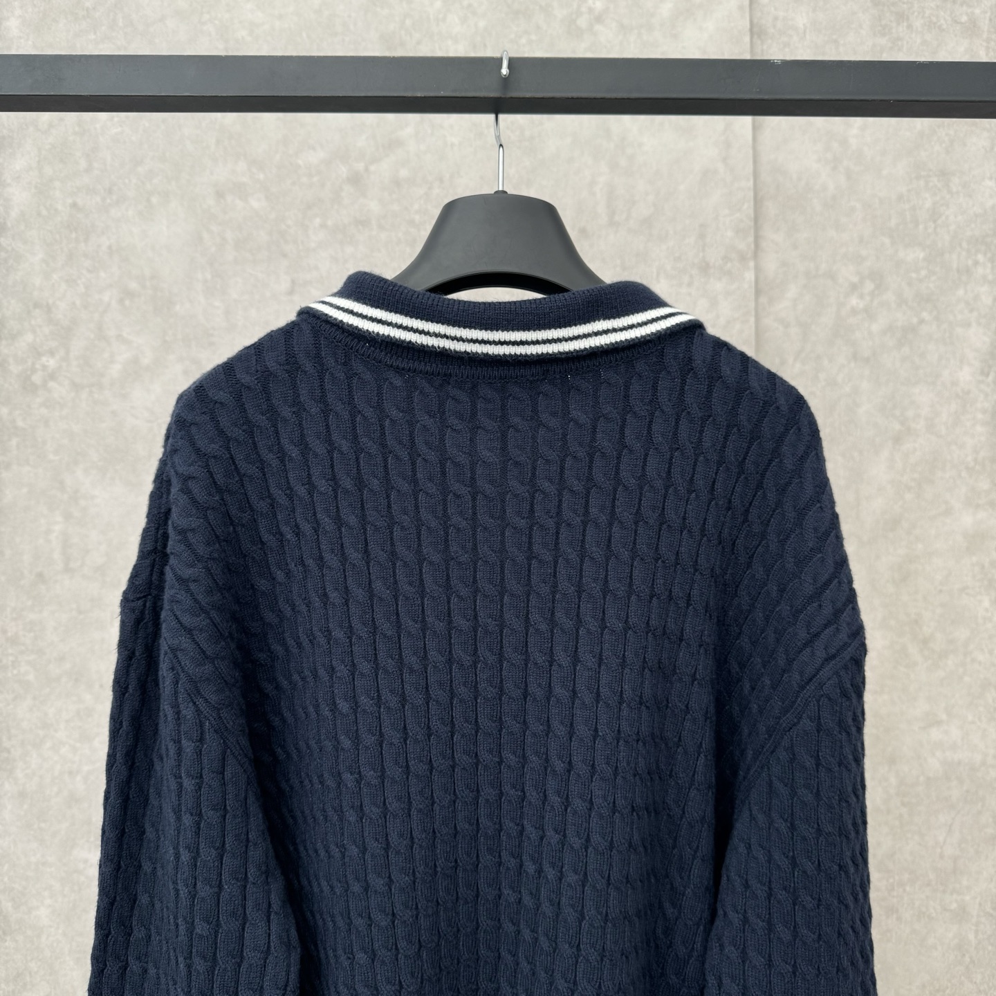 MiuMiu Embroidered Cashmere Knit Polo Shirt with 3D Logo Decoration - 图片 4