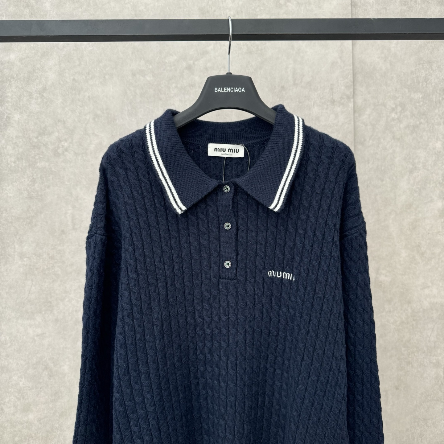MiuMiu Embroidered Cashmere Knit Polo Shirt with 3D Logo Decoration - 图片 3