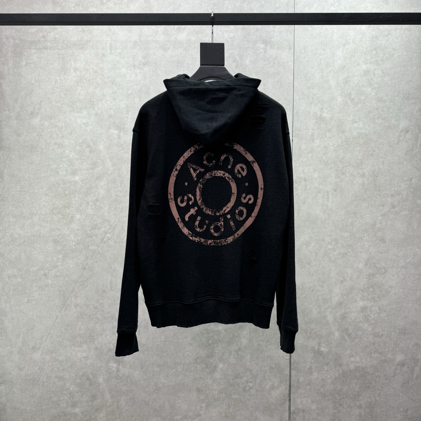 Acne Studios 破洞做旧徽标拉链外套
SIZE S/M/L/XL 💰p325

定制定染1:1墨韵臻柔棉彩棉卫衣料 【面布与毛圈底呈同色配置 （市场面料现货处面底异色 不符合原版） 面料起订量为2吨 单纯面料制造环节耗时45天】云感般的触感 细腻柔软 舒适贴肤 以深邃黛黑为主色调 仿若古老铜器上的斑驳锈迹  前幅同质化clean fit呈现 后幅镌刻着AcneStudios不羁的灵魂 破洞元素的巧妙融入 在黛黑画布上肆意挥洒 是刻意为之的叛逆 是对传统束缚的挣脱 在潮流的浪潮中独树一帜
工艺1:  采用胶浆印花 胸前印花经过三次菲林网板修改 使用胶浆液体涂料在织物上打印图案 烘烤织物以固定印刷图案
工艺2:  衣身多处皆由纯人工规律性定位磨破 手工刷痕 在衣物表面增加纹理和深度感 以模仿自然磨损的质感
工艺3:  面料都经过浇洗 手感质感更佳 不易变形 不易缩水 不易褪色 保持长久的美观
