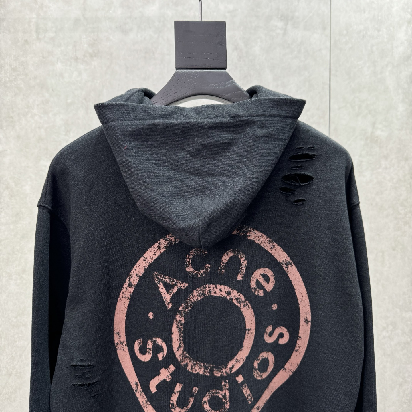 Acne Studios 破洞做旧徽标拉链外套
SIZE S/M/L/XL 💰p325

定制定染1:1墨韵臻柔棉彩棉卫衣料 【面布与毛圈底呈同色配置 （市场面料现货处面底异色 不符合原版） 面料起订量为2吨 单纯面料制造环节耗时45天】云感般的触感 细腻柔软 舒适贴肤 以深邃黛黑为主色调 仿若古老铜器上的斑驳锈迹  前幅同质化clean fit呈现 后幅镌刻着AcneStudios不羁的灵魂 破洞元素的巧妙融入 在黛黑画布上肆意挥洒 是刻意为之的叛逆 是对传统束缚的挣脱 在潮流的浪潮中独树一帜
工艺1:  采用胶浆印花 胸前印花经过三次菲林网板修改 使用胶浆液体涂料在织物上打印图案 烘烤织物以固定印刷图案
工艺2:  衣身多处皆由纯人工规律性定位磨破 手工刷痕 在衣物表面增加纹理和深度感 以模仿自然磨损的质感
工艺3:  面料都经过浇洗 手感质感更佳 不易变形 不易缩水 不易褪色 保持长久的美观
