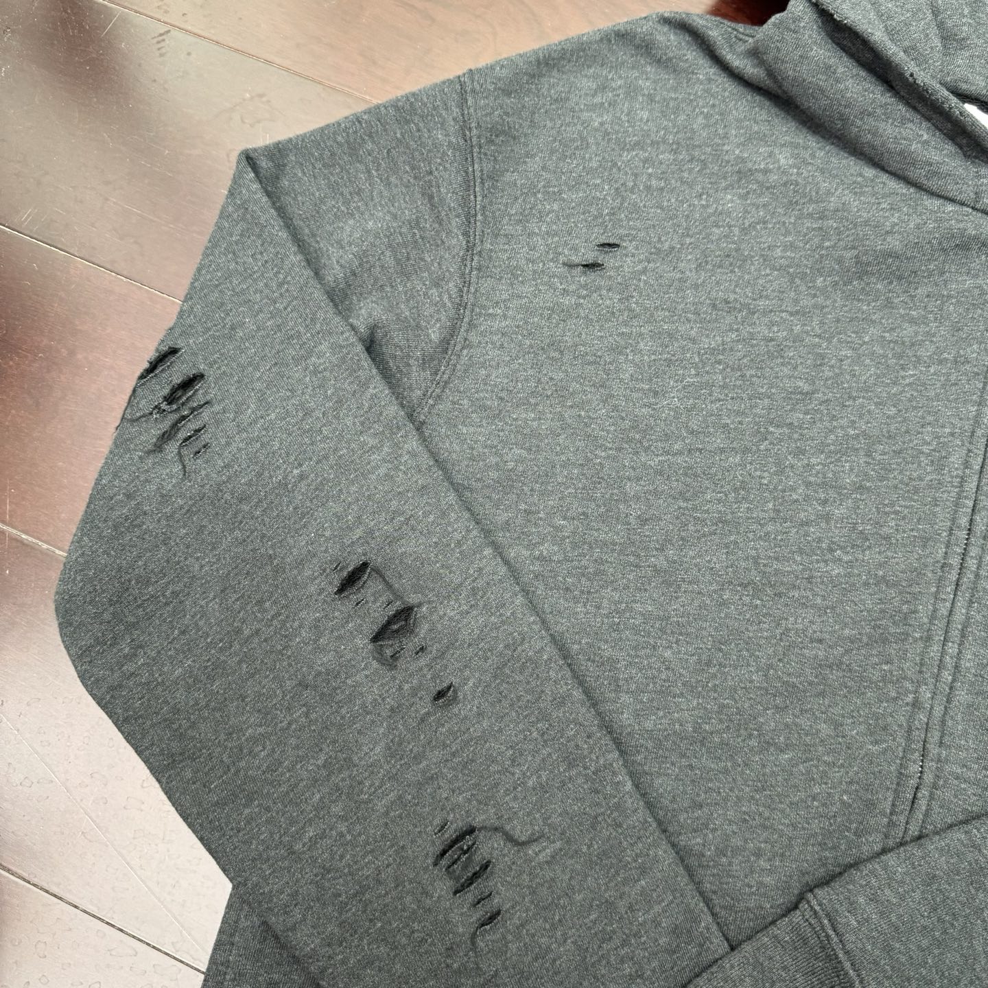 Acne Studios 破洞做旧徽标拉链外套
SIZE S/M/L/XL 💰p325

定制定染1:1墨韵臻柔棉彩棉卫衣料 【面布与毛圈底呈同色配置 （市场面料现货处面底异色 不符合原版） 面料起订量为2吨 单纯面料制造环节耗时45天】云感般的触感 细腻柔软 舒适贴肤 以深邃黛黑为主色调 仿若古老铜器上的斑驳锈迹  前幅同质化clean fit呈现 后幅镌刻着AcneStudios不羁的灵魂 破洞元素的巧妙融入 在黛黑画布上肆意挥洒 是刻意为之的叛逆 是对传统束缚的挣脱 在潮流的浪潮中独树一帜
工艺1:  采用胶浆印花 胸前印花经过三次菲林网板修改 使用胶浆液体涂料在织物上打印图案 烘烤织物以固定印刷图案
工艺2:  衣身多处皆由纯人工规律性定位磨破 手工刷痕 在衣物表面增加纹理和深度感 以模仿自然磨损的质感
工艺3:  面料都经过浇洗 手感质感更佳 不易变形 不易缩水 不易褪色 保持长久的美观
