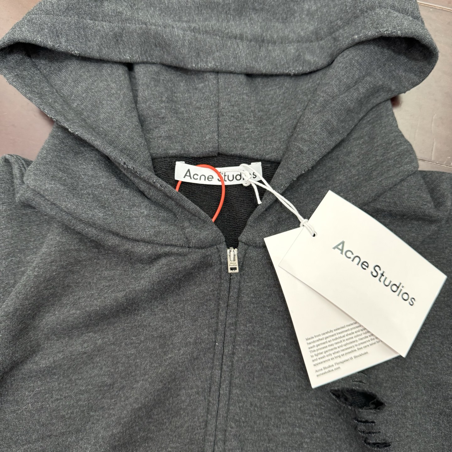 Acne Studios 破洞做旧徽标拉链外套
SIZE S/M/L/XL 💰p325

定制定染1:1墨韵臻柔棉彩棉卫衣料 【面布与毛圈底呈同色配置 （市场面料现货处面底异色 不符合原版） 面料起订量为2吨 单纯面料制造环节耗时45天】云感般的触感 细腻柔软 舒适贴肤 以深邃黛黑为主色调 仿若古老铜器上的斑驳锈迹  前幅同质化clean fit呈现 后幅镌刻着AcneStudios不羁的灵魂 破洞元素的巧妙融入 在黛黑画布上肆意挥洒 是刻意为之的叛逆 是对传统束缚的挣脱 在潮流的浪潮中独树一帜
工艺1:  采用胶浆印花 胸前印花经过三次菲林网板修改 使用胶浆液体涂料在织物上打印图案 烘烤织物以固定印刷图案
工艺2:  衣身多处皆由纯人工规律性定位磨破 手工刷痕 在衣物表面增加纹理和深度感 以模仿自然磨损的质感
工艺3:  面料都经过浇洗 手感质感更佳 不易变形 不易缩水 不易褪色 保持长久的美观
