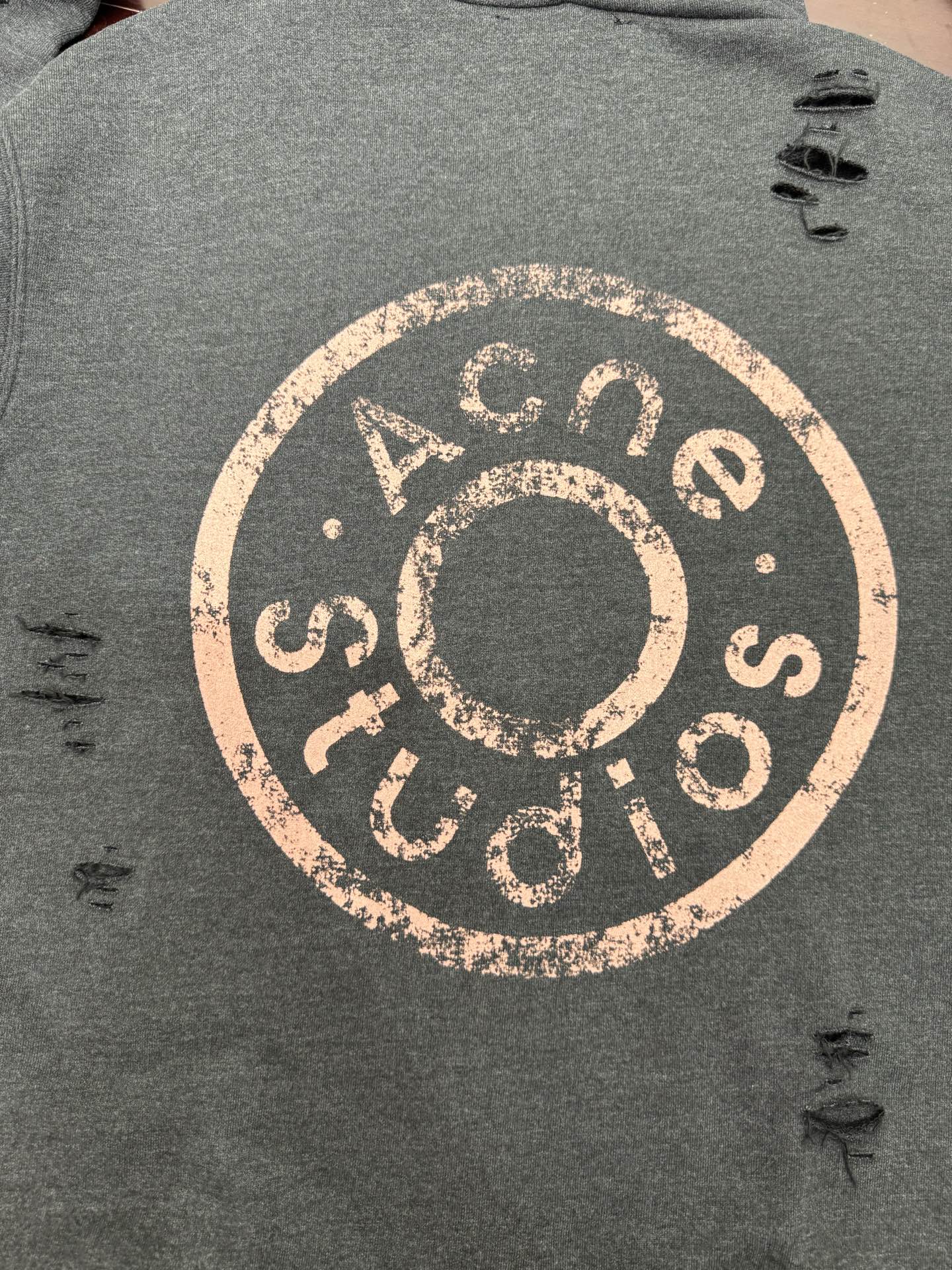 Acne Studios 破洞做旧徽标拉链外套
SIZE S/M/L/XL 💰p325

定制定染1:1墨韵臻柔棉彩棉卫衣料 【面布与毛圈底呈同色配置 （市场面料现货处面底异色 不符合原版） 面料起订量为2吨 单纯面料制造环节耗时45天】云感般的触感 细腻柔软 舒适贴肤 以深邃黛黑为主色调 仿若古老铜器上的斑驳锈迹  前幅同质化clean fit呈现 后幅镌刻着AcneStudios不羁的灵魂 破洞元素的巧妙融入 在黛黑画布上肆意挥洒 是刻意为之的叛逆 是对传统束缚的挣脱 在潮流的浪潮中独树一帜
工艺1:  采用胶浆印花 胸前印花经过三次菲林网板修改 使用胶浆液体涂料在织物上打印图案 烘烤织物以固定印刷图案
工艺2:  衣身多处皆由纯人工规律性定位磨破 手工刷痕 在衣物表面增加纹理和深度感 以模仿自然磨损的质感
工艺3:  面料都经过浇洗 手感质感更佳 不易变形 不易缩水 不易褪色 保持长久的美观
