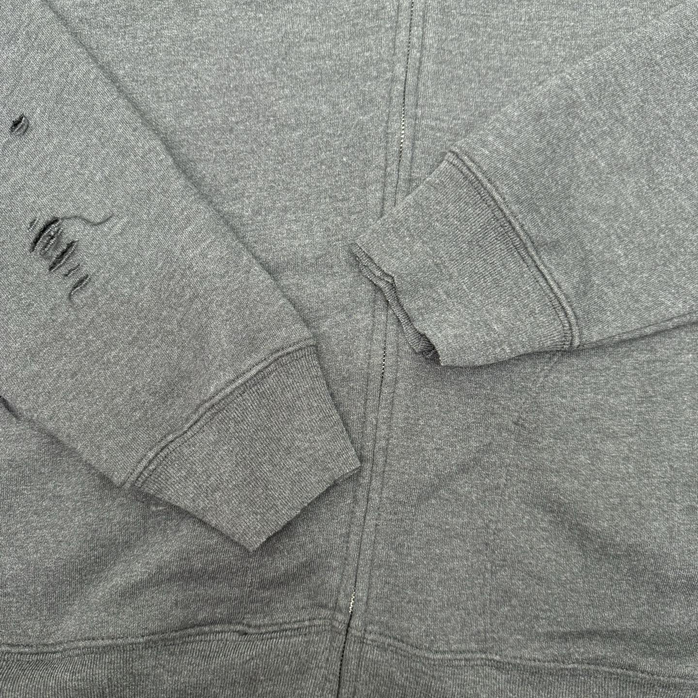 Acne Studios 破洞做旧徽标拉链外套
SIZE S/M/L/XL 💰p325

定制定染1:1墨韵臻柔棉彩棉卫衣料 【面布与毛圈底呈同色配置 （市场面料现货处面底异色 不符合原版） 面料起订量为2吨 单纯面料制造环节耗时45天】云感般的触感 细腻柔软 舒适贴肤 以深邃黛黑为主色调 仿若古老铜器上的斑驳锈迹  前幅同质化clean fit呈现 后幅镌刻着AcneStudios不羁的灵魂 破洞元素的巧妙融入 在黛黑画布上肆意挥洒 是刻意为之的叛逆 是对传统束缚的挣脱 在潮流的浪潮中独树一帜
工艺1:  采用胶浆印花 胸前印花经过三次菲林网板修改 使用胶浆液体涂料在织物上打印图案 烘烤织物以固定印刷图案
工艺2:  衣身多处皆由纯人工规律性定位磨破 手工刷痕 在衣物表面增加纹理和深度感 以模仿自然磨损的质感
工艺3:  面料都经过浇洗 手感质感更佳 不易变形 不易缩水 不易褪色 保持长久的美观
