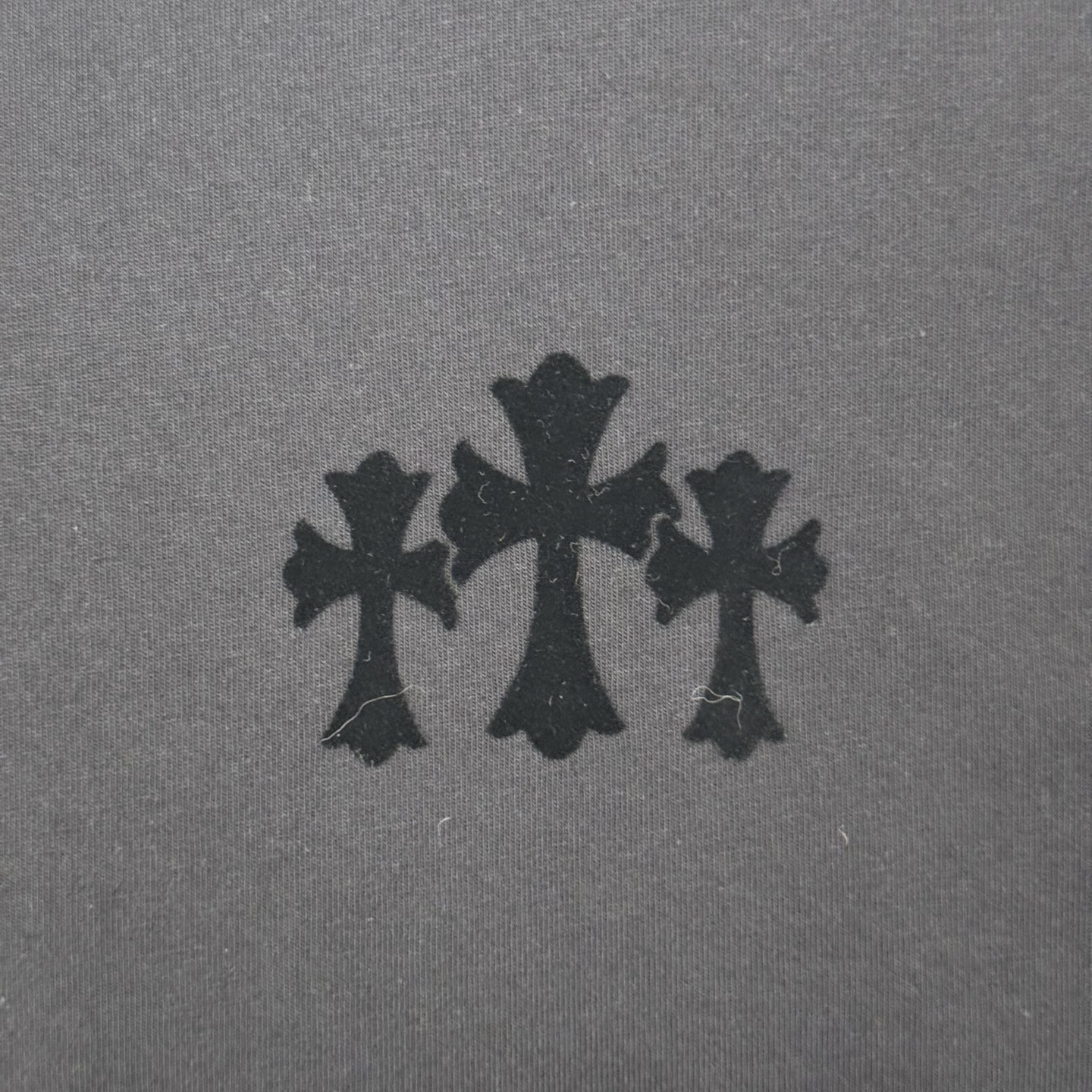 Chrome Hearts/ 克罗心CH 黑色植绒十字架圆领长袖

Size：S/M/L/XL 💰p205

定织定染40纱表纹带有擦毛感面料，成衣做YB一致静电植绒工艺，非一般普通刻字模工艺，角度不同颜色也有区别。全新款领标（非之前皮标）以及洗标。
