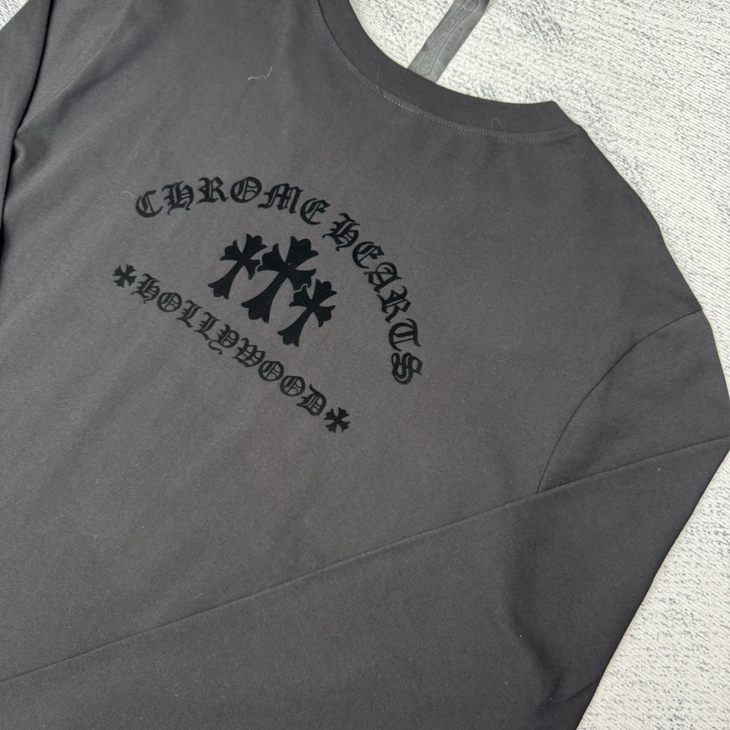 Chrome Hearts/ 克罗心CH 黑色植绒十字架圆领长袖

Size：S/M/L/XL 💰p205

定织定染40纱表纹带有擦毛感面料，成衣做YB一致静电植绒工艺，非一般普通刻字模工艺，角度不同颜色也有区别。全新款领标（非之前皮标）以及洗标。
