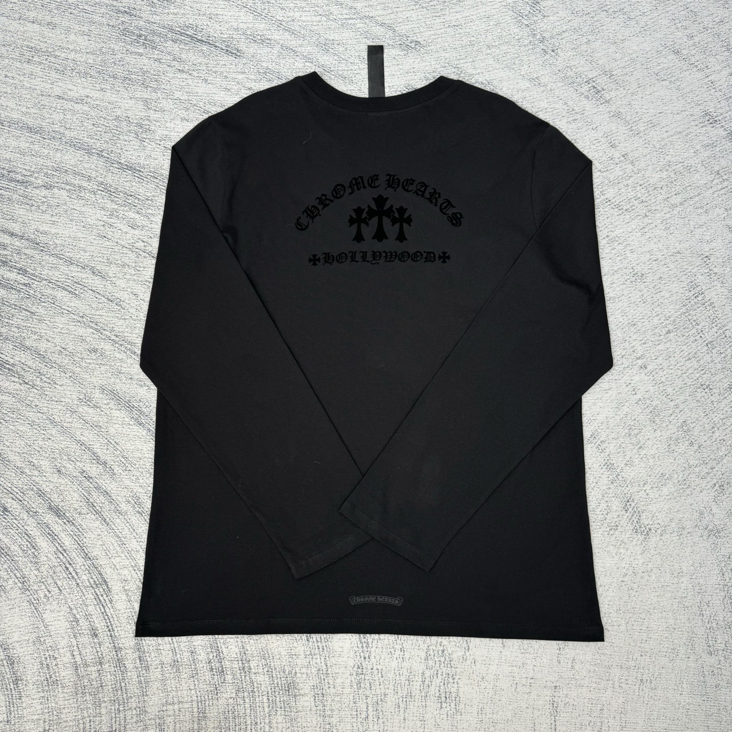 Chrome Hearts/ 克罗心CH 黑色植绒十字架圆领长袖

Size：S/M/L/XL 💰p205

定织定染40纱表纹带有擦毛感面料，成衣做YB一致静电植绒工艺，非一般普通刻字模工艺，角度不同颜色也有区别。全新款领标（非之前皮标）以及洗标。
