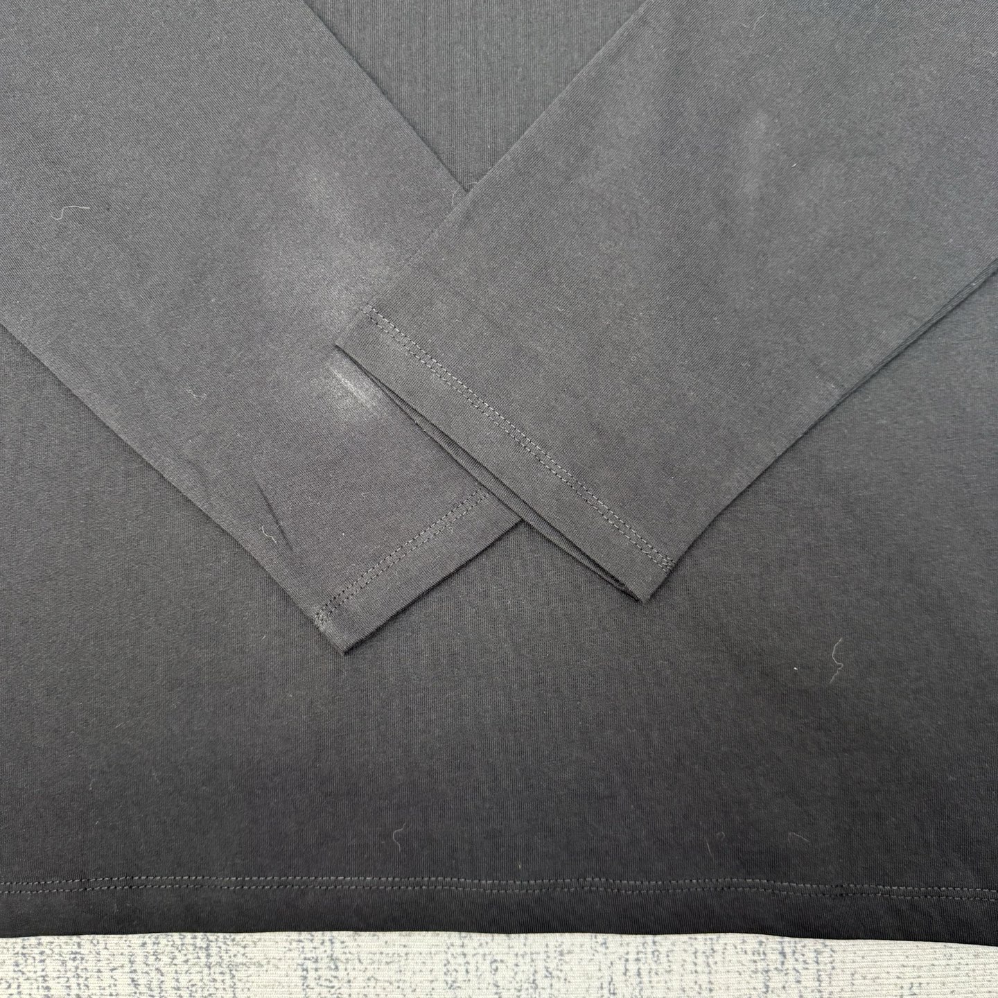 Chrome Hearts/ 克罗心CH 黑色植绒十字架圆领长袖

Size：S/M/L/XL 💰p205

定织定染40纱表纹带有擦毛感面料，成衣做YB一致静电植绒工艺，非一般普通刻字模工艺，角度不同颜色也有区别。全新款领标（非之前皮标）以及洗标。
