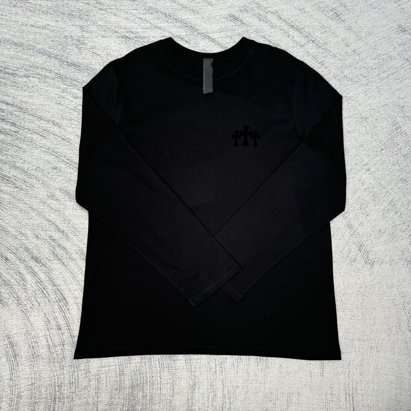 Chrome Hearts/ 克罗心CH 黑色植绒十字架圆领长袖

Size：S/M/L/XL 💰p205

定织定染40纱表纹带有擦毛感面料，成衣做YB一致静电植绒工艺，非一般普通刻字模工艺，角度不同颜色也有区别。全新款领标（非之前皮标）以及洗标。

