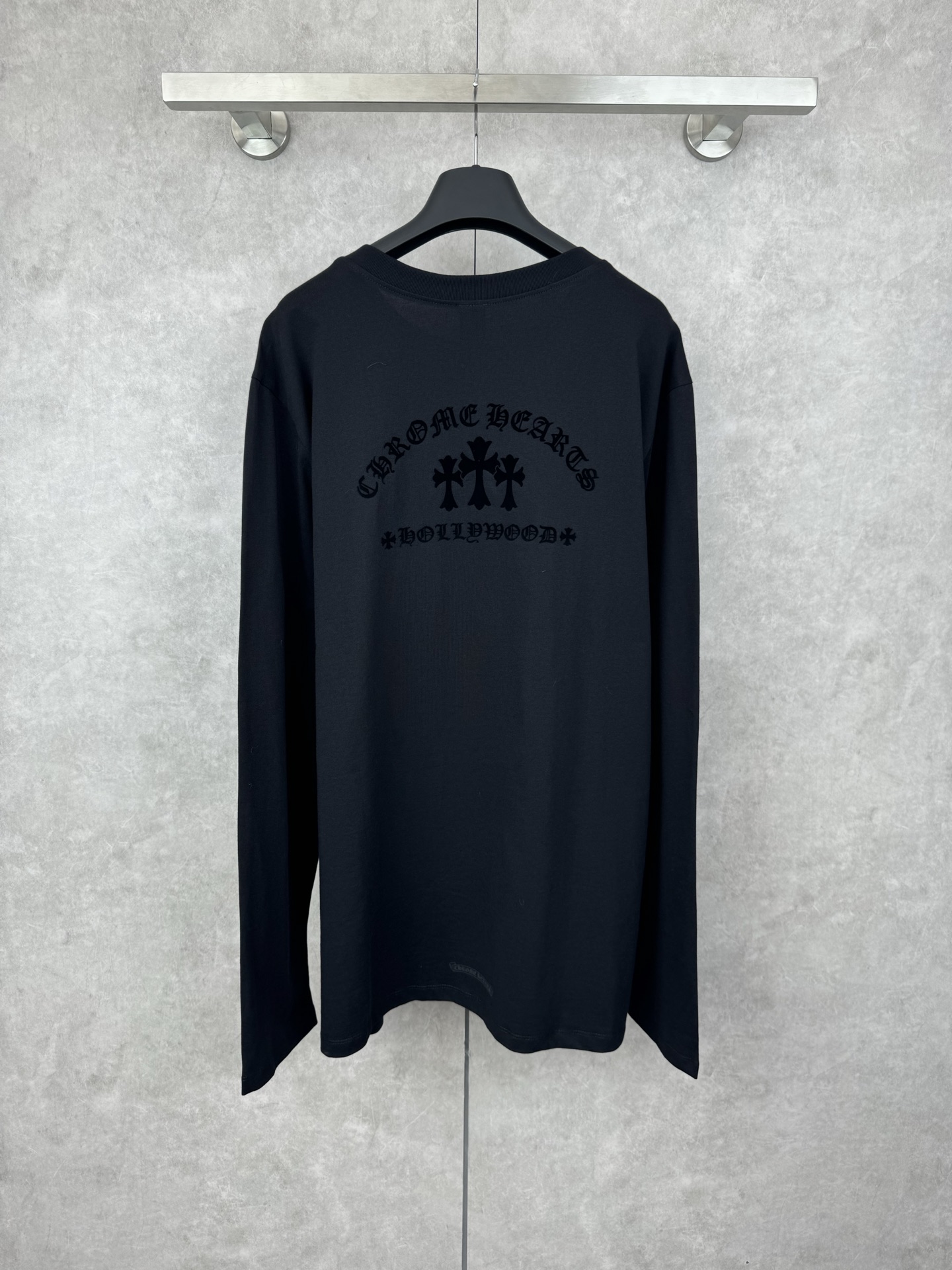 Chrome Hearts/ 克罗心CH 黑色植绒十字架圆领长袖

Size：S/M/L/XL 💰p205

定织定染40纱表纹带有擦毛感面料，成衣做YB一致静电植绒工艺，非一般普通刻字模工艺，角度不同颜色也有区别。全新款领标（非之前皮标）以及洗标。
