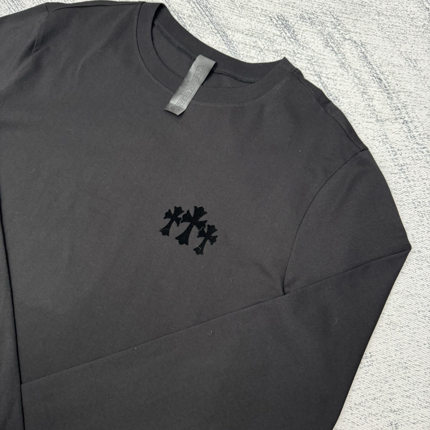 Chrome Hearts/ 克罗心CH 黑色植绒十字架圆领长袖

Size：S/M/L/XL 💰p205

定织定染40纱表纹带有擦毛感面料，成衣做YB一致静电植绒工艺，非一般普通刻字模工艺，角度不同颜色也有区别。全新款领标（非之前皮标）以及洗标。
