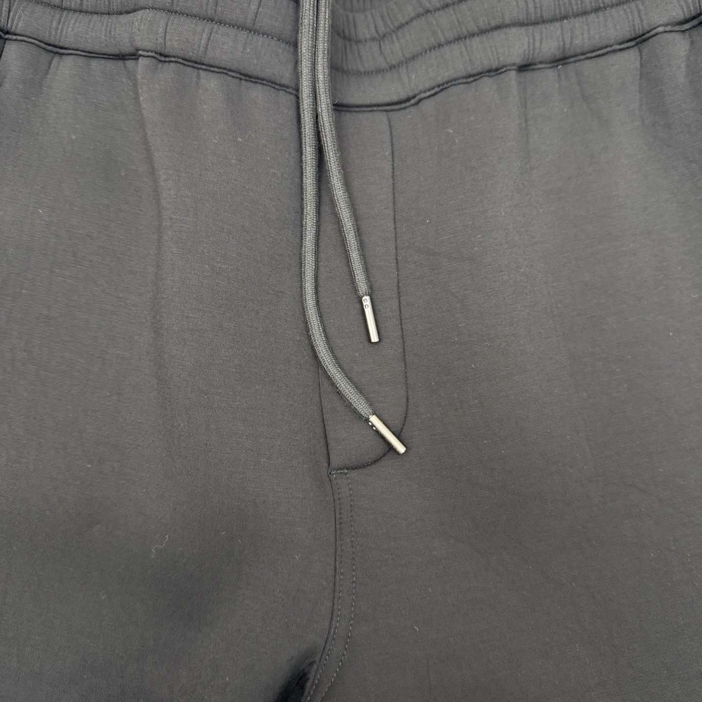 LP 2085SS新款空气层太空棉运动套装裤子

SIZE 48/50/52/54/116 💰p325

这款运动套装采用空气层面料制作而成，上衣拉链式开合搭配有皮头，两个大兜袋，裤子松紧腰头设计，两侧袋方便收纳物品，整套运动套装非常舒适透气，手感性柔软，上身效果超赞，运动和休闲都巨显气质，强烈推荐！
颜色：黑色 灰色 
