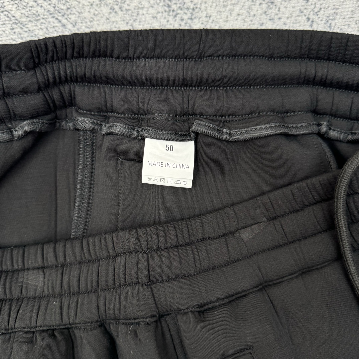 LP 2085SS新款空气层太空棉运动套装裤子

SIZE 48/50/52/54/116 💰p325

这款运动套装采用空气层面料制作而成，上衣拉链式开合搭配有皮头，两个大兜袋，裤子松紧腰头设计，两侧袋方便收纳物品，整套运动套装非常舒适透气，手感性柔软，上身效果超赞，运动和休闲都巨显气质，强烈推荐！
颜色：黑色 灰色 
