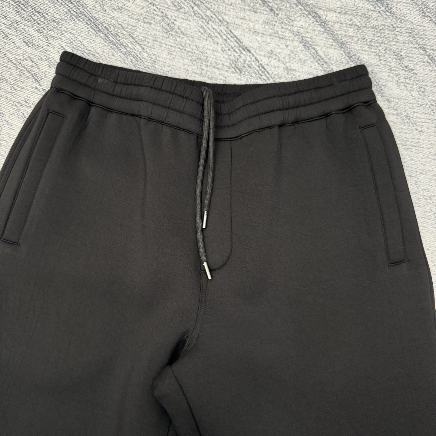 LP 2085SS新款空气层太空棉运动套装裤子

SIZE 48/50/52/54/116 💰p325

这款运动套装采用空气层面料制作而成，上衣拉链式开合搭配有皮头，两个大兜袋，裤子松紧腰头设计，两侧袋方便收纳物品，整套运动套装非常舒适透气，手感性柔软，上身效果超赞，运动和休闲都巨显气质，强烈推荐！
颜色：黑色 灰色 
