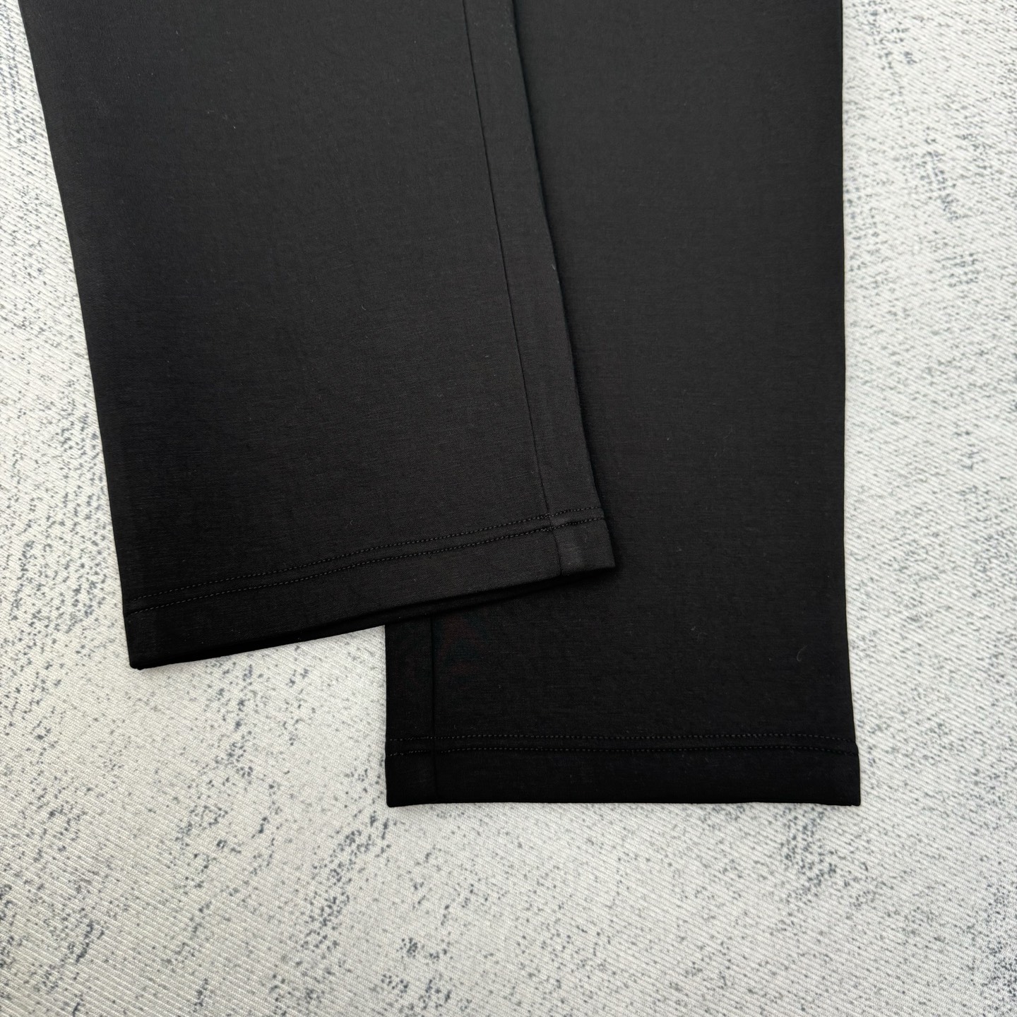 LP 2085SS新款空气层太空棉运动套装裤子

SIZE 48/50/52/54/116 💰p325

这款运动套装采用空气层面料制作而成，上衣拉链式开合搭配有皮头，两个大兜袋，裤子松紧腰头设计，两侧袋方便收纳物品，整套运动套装非常舒适透气，手感性柔软，上身效果超赞，运动和休闲都巨显气质，强烈推荐！
颜色：黑色 灰色 
