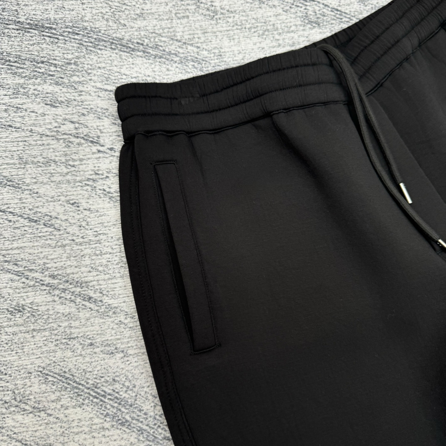 LP 2085SS新款空气层太空棉运动套装裤子

SIZE 48/50/52/54/116 💰p325

这款运动套装采用空气层面料制作而成，上衣拉链式开合搭配有皮头，两个大兜袋，裤子松紧腰头设计，两侧袋方便收纳物品，整套运动套装非常舒适透气，手感性柔软，上身效果超赞，运动和休闲都巨显气质，强烈推荐！
颜色：黑色 灰色 
