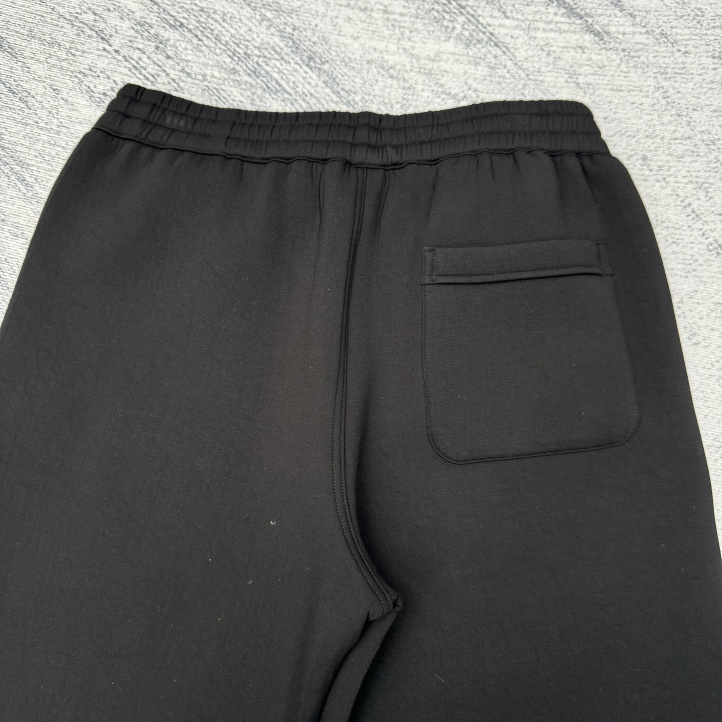 LP 2085SS新款空气层太空棉运动套装裤子

SIZE 48/50/52/54/116 💰p325

这款运动套装采用空气层面料制作而成，上衣拉链式开合搭配有皮头，两个大兜袋，裤子松紧腰头设计，两侧袋方便收纳物品，整套运动套装非常舒适透气，手感性柔软，上身效果超赞，运动和休闲都巨显气质，强烈推荐！
颜色：黑色 灰色 
