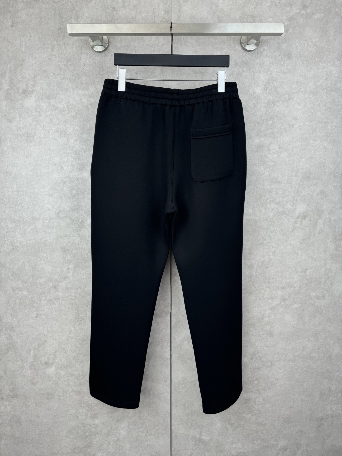 LP 2085SS新款空气层太空棉运动套装裤子

SIZE 48/50/52/54/116 💰p325

这款运动套装采用空气层面料制作而成，上衣拉链式开合搭配有皮头，两个大兜袋，裤子松紧腰头设计，两侧袋方便收纳物品，整套运动套装非常舒适透气，手感性柔软，上身效果超赞，运动和休闲都巨显气质，强烈推荐！
颜色：黑色 灰色 
