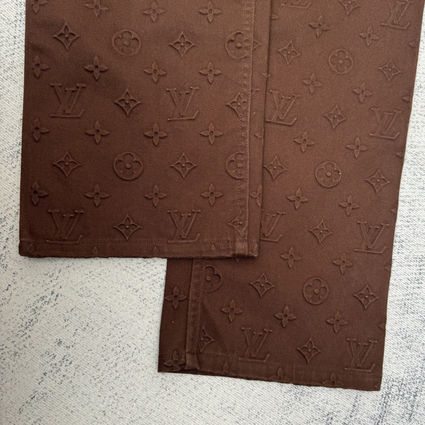 1V 25SS菲董满印浮雕压花牛仔裤

Size：29/30/31/92 💰p410

原27,500购入，菲董25秀款系列，面料采用7*7支精梳赛络纺纱做加厚480克斜纹牛仔面料，将满印Monogram元素融入悠闲轮廓，满身立体浮雕压纹，浮雕压花纹路清晰，高温压成型后由人工对每个花型填充硅胶防止凹陷。平面钉、门槛纽扣均为原样珍珠五金镭射开模，刻字清晰细腻。全套新款辅料同步定制，细节处理完美。直筒牛仔版型的设计注重舒适度和自由度，肌理质感高级时髦，独家出品。
