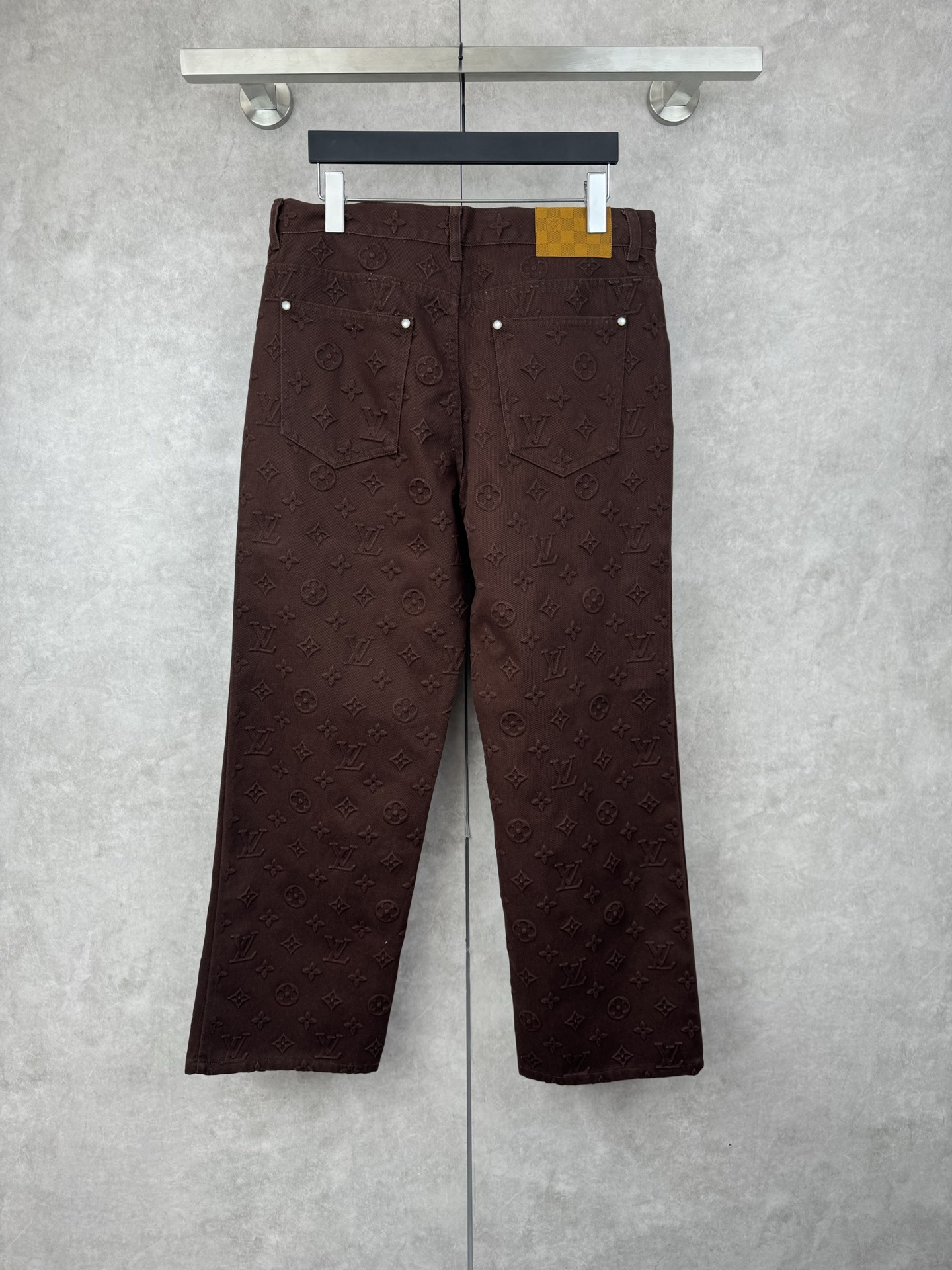 1V 25SS菲董满印浮雕压花牛仔裤

Size：29/30/31/92 💰p410

原27,500购入，菲董25秀款系列，面料采用7*7支精梳赛络纺纱做加厚480克斜纹牛仔面料，将满印Monogram元素融入悠闲轮廓，满身立体浮雕压纹，浮雕压花纹路清晰，高温压成型后由人工对每个花型填充硅胶防止凹陷。平面钉、门槛纽扣均为原样珍珠五金镭射开模，刻字清晰细腻。全套新款辅料同步定制，细节处理完美。直筒牛仔版型的设计注重舒适度和自由度，肌理质感高级时髦，独家出品。
