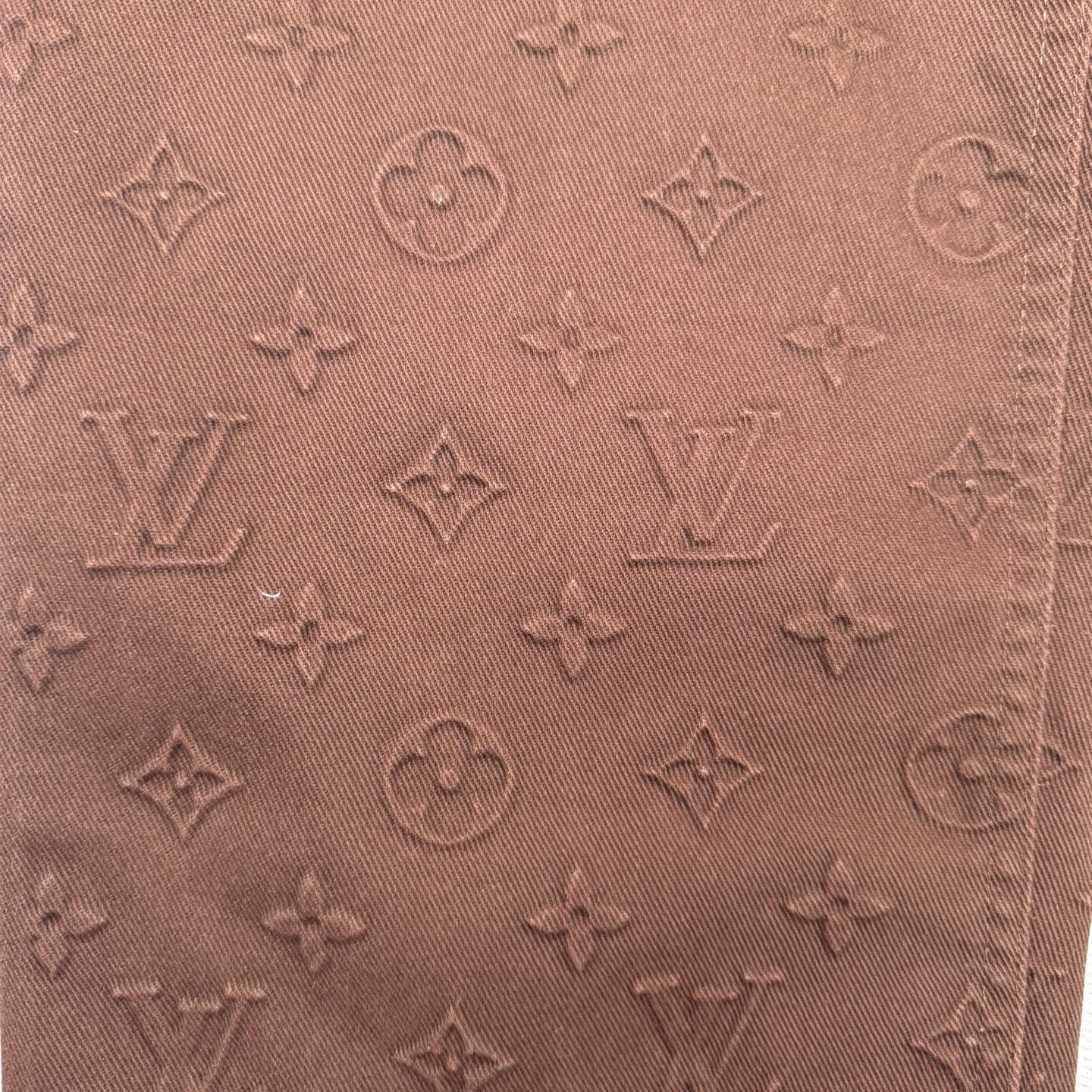 1V 25SS菲董满印浮雕压花牛仔裤

Size：29/30/31/92 💰p410

原27,500购入，菲董25秀款系列，面料采用7*7支精梳赛络纺纱做加厚480克斜纹牛仔面料，将满印Monogram元素融入悠闲轮廓，满身立体浮雕压纹，浮雕压花纹路清晰，高温压成型后由人工对每个花型填充硅胶防止凹陷。平面钉、门槛纽扣均为原样珍珠五金镭射开模，刻字清晰细腻。全套新款辅料同步定制，细节处理完美。直筒牛仔版型的设计注重舒适度和自由度，肌理质感高级时髦，独家出品。
