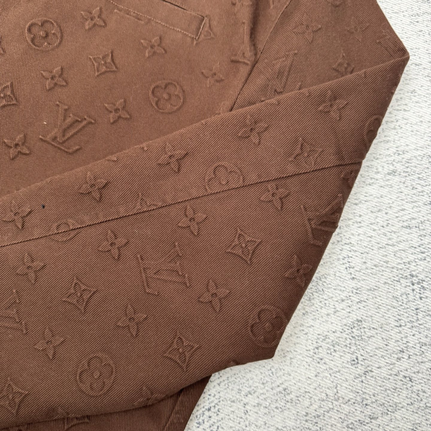 1v 25SS菲董满印浮雕压花牛仔外套

Size：46/48/50/112 💰p460

原27,500购入，菲董25秀款系列，面料采用7*7支精梳赛络纺纱做加厚480克斜纹牛仔面料，将满印Monogram元素融入悠闲轮廓，满身立体浮雕压纹，浮雕压花纹路清晰，高温压成型后由人工对每个花型填充硅胶防止凹陷。平面钉、门槛纽扣均为原样珍珠五金镭射开模，刻字清晰细腻。全套新款辅料同步定制，细节处理完美。直筒牛仔版型的设计注重舒适度和自由度，肌理质感高级时髦，独家出品。
