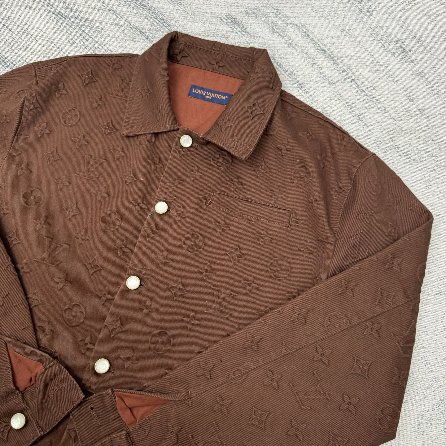 1v 25SS菲董满印浮雕压花牛仔外套

Size：46/48/50/112 💰p460

原27,500购入，菲董25秀款系列，面料采用7*7支精梳赛络纺纱做加厚480克斜纹牛仔面料，将满印Monogram元素融入悠闲轮廓，满身立体浮雕压纹，浮雕压花纹路清晰，高温压成型后由人工对每个花型填充硅胶防止凹陷。平面钉、门槛纽扣均为原样珍珠五金镭射开模，刻字清晰细腻。全套新款辅料同步定制，细节处理完美。直筒牛仔版型的设计注重舒适度和自由度，肌理质感高级时髦，独家出品。
