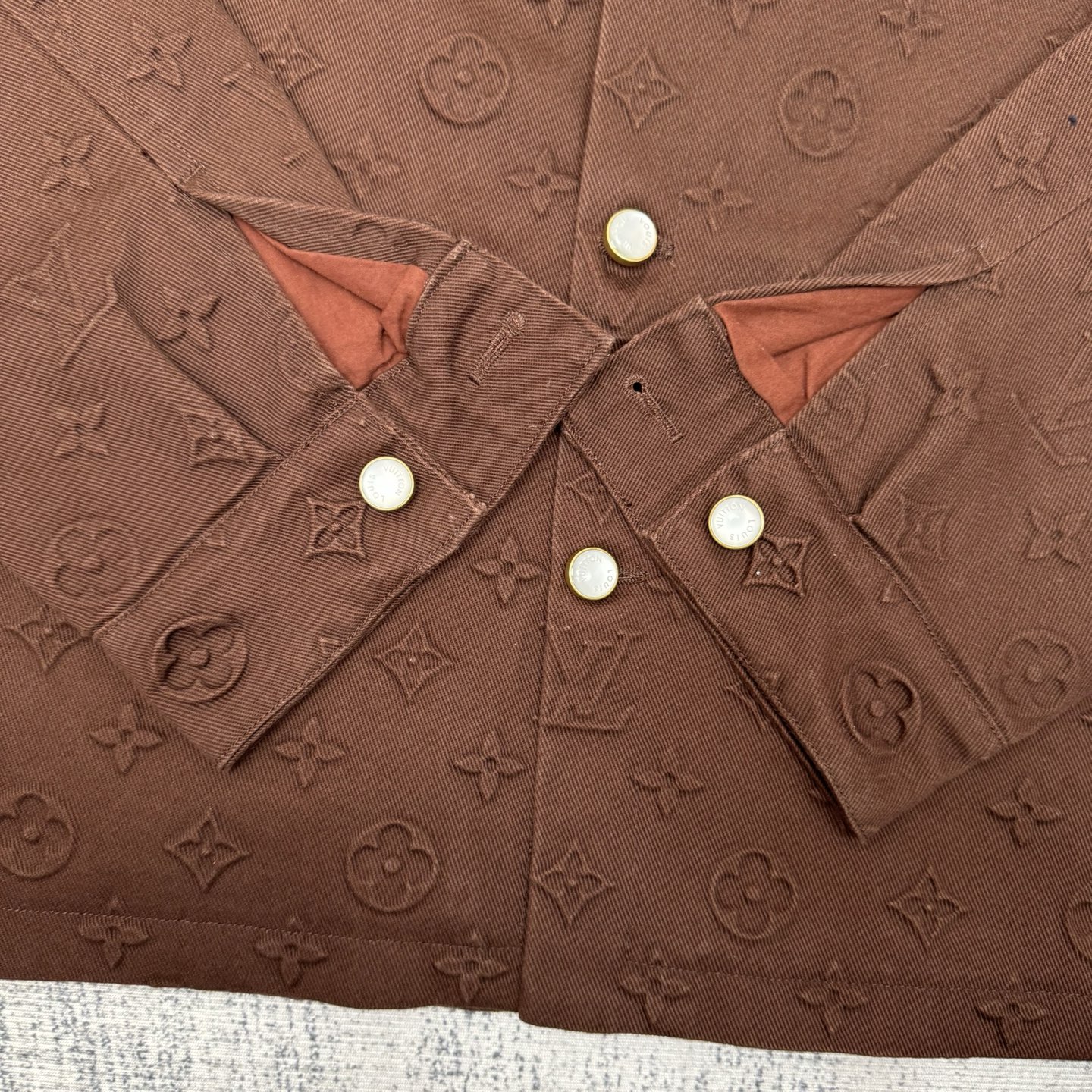 1v 25SS菲董满印浮雕压花牛仔外套

Size：46/48/50/112 💰p460

原27,500购入，菲董25秀款系列，面料采用7*7支精梳赛络纺纱做加厚480克斜纹牛仔面料，将满印Monogram元素融入悠闲轮廓，满身立体浮雕压纹，浮雕压花纹路清晰，高温压成型后由人工对每个花型填充硅胶防止凹陷。平面钉、门槛纽扣均为原样珍珠五金镭射开模，刻字清晰细腻。全套新款辅料同步定制，细节处理完美。直筒牛仔版型的设计注重舒适度和自由度，肌理质感高级时髦，独家出品。
