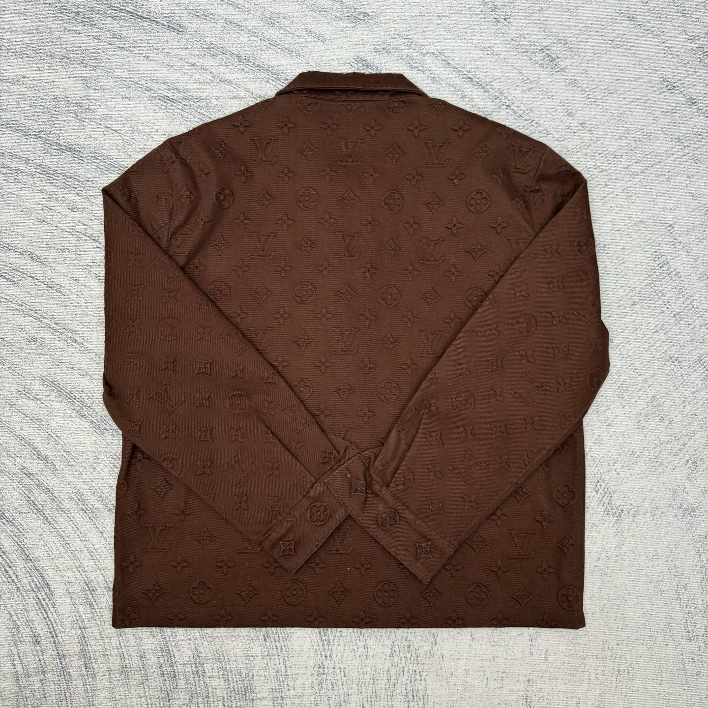 1v 25SS菲董满印浮雕压花牛仔外套

Size：46/48/50/112 💰p460

原27,500购入，菲董25秀款系列，面料采用7*7支精梳赛络纺纱做加厚480克斜纹牛仔面料，将满印Monogram元素融入悠闲轮廓，满身立体浮雕压纹，浮雕压花纹路清晰，高温压成型后由人工对每个花型填充硅胶防止凹陷。平面钉、门槛纽扣均为原样珍珠五金镭射开模，刻字清晰细腻。全套新款辅料同步定制，细节处理完美。直筒牛仔版型的设计注重舒适度和自由度，肌理质感高级时髦，独家出品。
